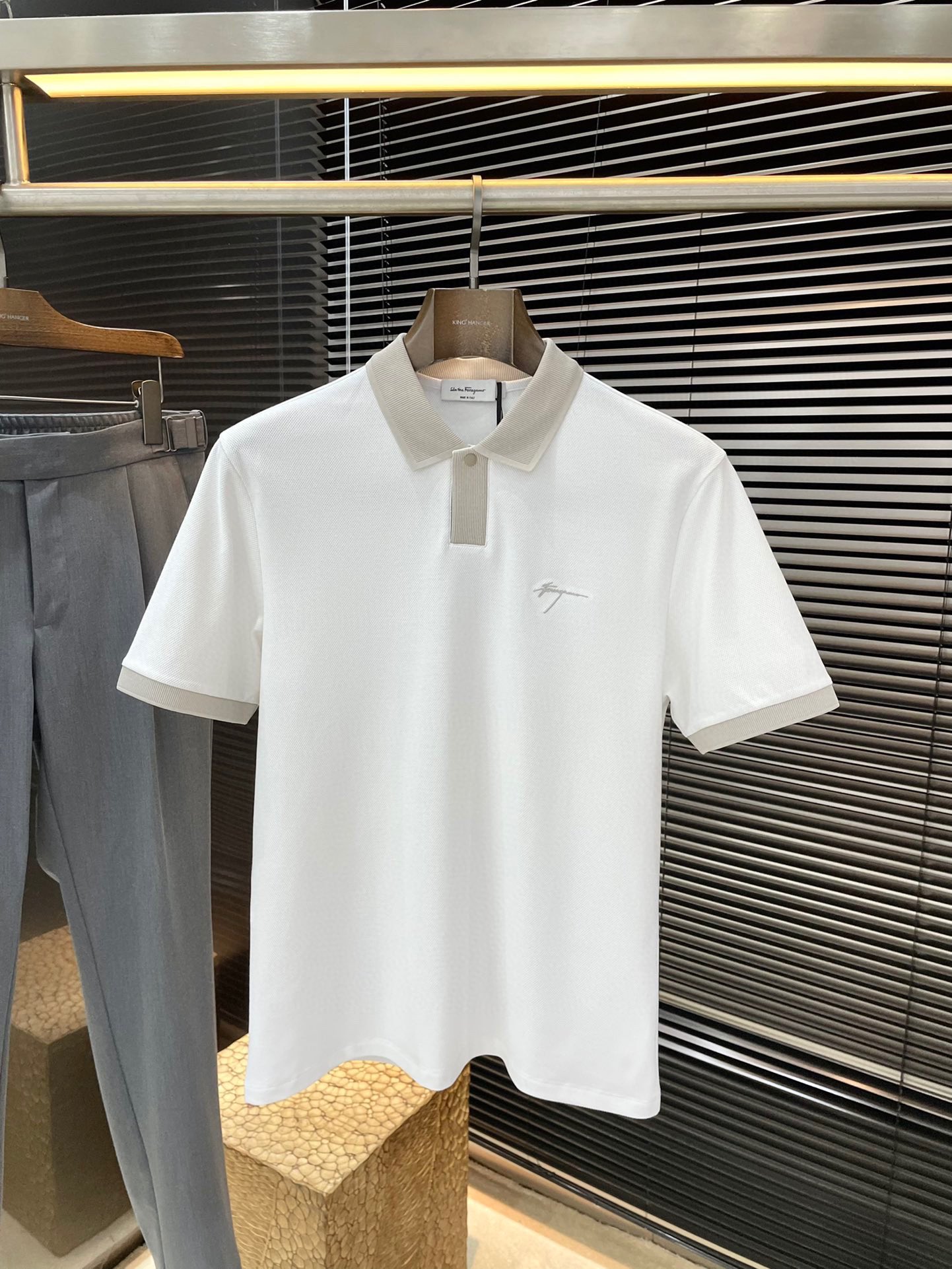 NO:142492,FERRAGAMO (Ferragamo) The latest POLO short-sleeved sleeves in spring and summer 2025, using the latest lyesel fabric, which is resistant to washing and not easy to fade, has a soft feel and soft and comfortable composition. Classic design style, special customization, simple cutting and splicing, reflecting the extraordinary craftsmanship of workers, full of high-end and fashionable feeling!  The style is quite good at casual and versatile. Size M-3XL, ferragamo, ferragamo, T-shirt, alexander wang19860909FERRAGAMO（菲拉格慕） 2025春夏最新款POLO短袖,采用最新莱赛尔面料,耐水洗不易掉色,手感柔软、成分柔软舒适 经典设计风格 特殊定制 简单的裁剪方式拼接,体现出工人不凡的工艺,高端时尚感十足！版型相当赞休闲百搭款.尺码M-3XL,,ferragamo,ferragamo,T-shirt,alexander wang,Men's clothing