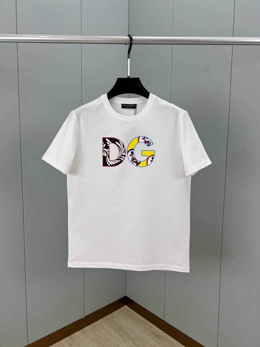 NO:144182,Dolce&Gabbana 25 spring and summer new DG letter digital printed logo short-sleeved T-shirt, front embellishment DG brand design redefines the ever-evolving iconic style and injects new ideas into men's wardrobe. Customized 80 double-strand mercerized cotton fabric; black and white S~XXXL (customized 4XL and 5XL), Dolce&Gabbana, Dolce&Gabbana, T-shirt, tees, t-shirt, alexander wang19860909Dolce&Gabbana 25春夏新品DG字母数码印花标识短袖T恤,正面缀饰DG品牌设计,重新定义了不断演变的标志性风格,为男士衣橱注入新意.定制80支双股丝光棉面料；黑色 白色 S～XXXL（可定制4XL、5XL）,,Dolce&Gabbana,Dolce&Gabbana,T-shirt,tees，t-shirt,alexander wang,Men's clothing