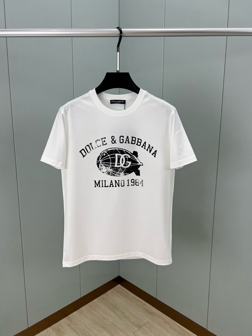NO:144156,Dolce&Gabbana 25 spring and summer new logo printed short-sleeved T-shirt, using customized 80 double-strand mercerized cotton fabric; black blue white S~XXXL (black and white customizable 4XL, 5XL), Dolce&Gabbana, T-shirt, alexander wang19860909Dolce&Gabbana 25春夏新品徽标印花短袖T 恤,采用定制80支双股丝光棉面料；黑色 蓝色 白色 S～XXXL（黑白可定制4XL、5XL）,,Dolce&Gabbana,T-shirt,alexander wang,Men's clothing