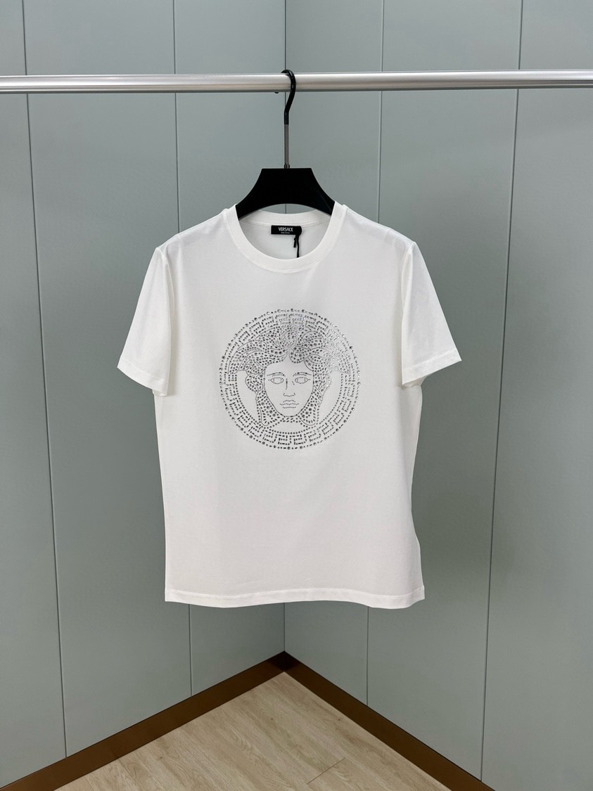 NO:144172,Versace 25 spring and summer new crystal Medusa short-sleeved T-shirt, with crystal embellished Medusa pattern on the front, using custom 80 double-strand mercerized cotton fabric; black white sea blue S~XXXL (black and white customizable 4XL, 5XL), versace, T-shirt,tees, t-shirt,alexander wang19860909Versace 25春夏新品水晶Medusa短袖T恤,正面饰有水晶缀饰的Medusa图案,采用定制80支双股丝光棉面料；黑色 白色 海蓝 S～XXXL（黑白可定制4XL、5XL）,,versace,T-shirt,tees，t-shirt,alexander wang,Men's clothing