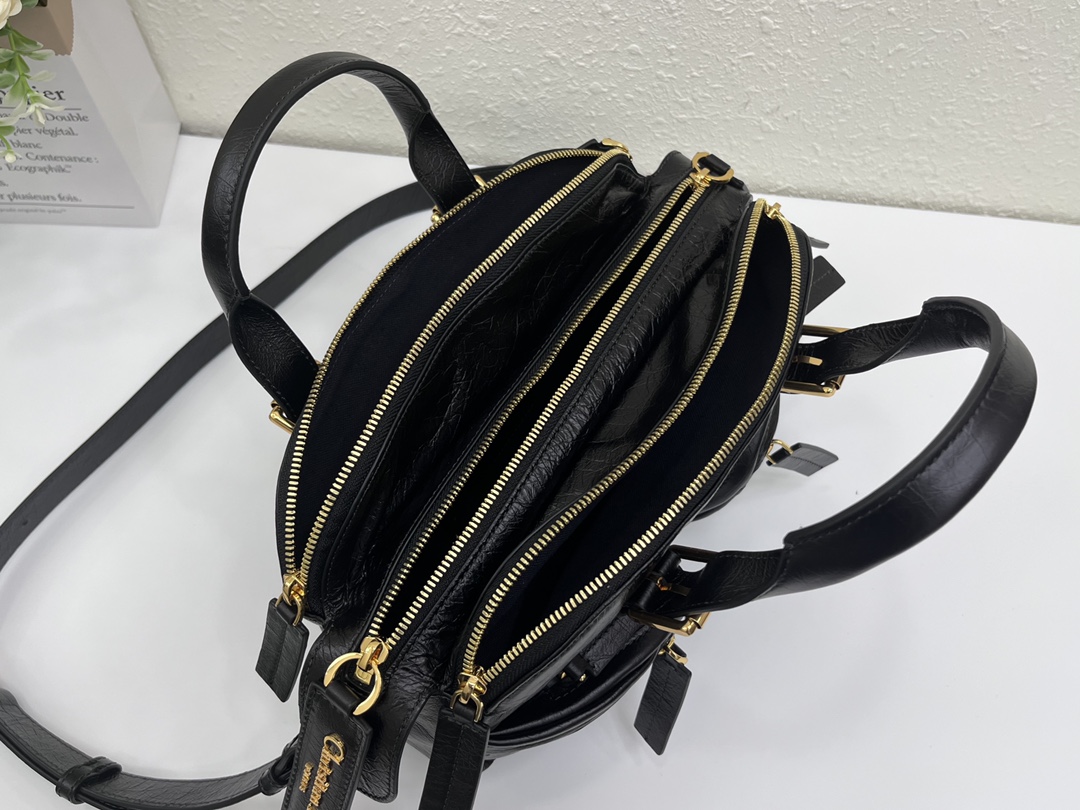 这款 Grand Tour 保龄球包是本季新品，于迪奥二零二五春夏成衣系列发布秀精彩亮相，实用摩登的设计饰以精致的细节。采用黑色褶皱牛皮革精心制作，质地柔软，正面饰以复古金色饰面金属 Christian Dior Paris 标志提升格调。多口袋设计，设有三个拉链隔层，中间隔层的两个大号皮革拉链头点缀以金属 Christian Dior Paris 标志。正面四个拉链口袋可整齐收纳各种小件日常用品。小号款式，搭配带搭扣的顶部皮革手柄和可调节、可拆卸的肩带，可手提或肩背。
尺寸：28 x 19 x 9.5 厘米（长 x 高 x 宽）
编号:M60

号牌:448591