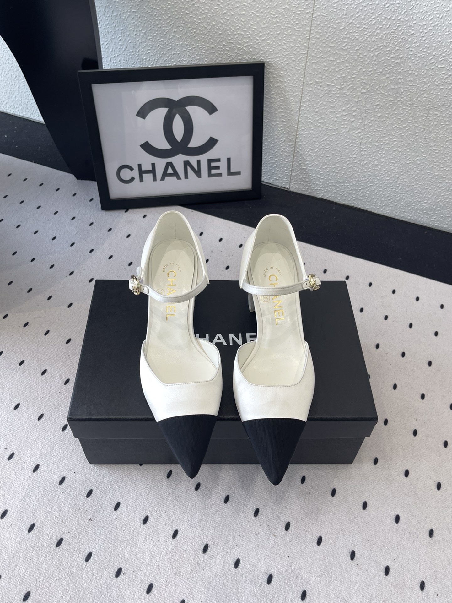 NO:241726,Chanel new summer ballet shoes, high quality shipment, this season's mesh lace is breathtakingly beautiful, yet fashionable and modern, revealing a hint of elegant charm Original imported silk upper Mixed sheepskin footbed Italian imported leather outsole Size35-39 (customized by 40/41), high heels sandals, chanel, sandals, high heels, sheepskin, real silk, Leather soles19860909Chanel新款夏季芭蕾鞋 高品质出货 这一季的网纱蕾丝美得让人窒息 又不失时尚现代感 透出丝丝优雅魅力 原版进口真丝鞋面 混种羊皮垫脚 意大利进口真皮大底 Size35-39（40/41定制）,高跟鞋凉鞋,chanel,sandals,high heels,sheepskin,real silk,Leather soles,Women's Shoes