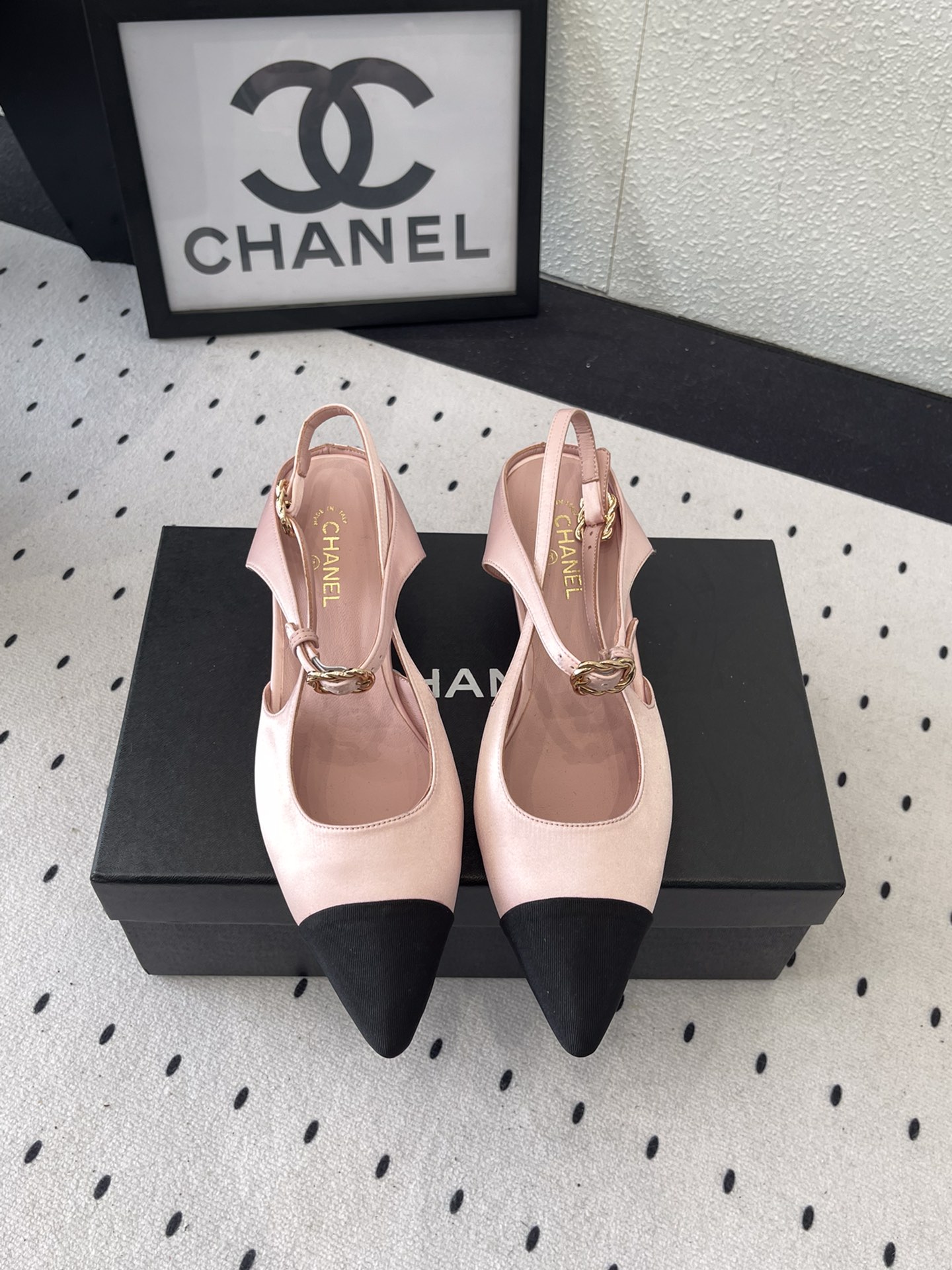 NO:241687,Chanel's new summer ballet shoes, high quality shipment, this season's high heels are breathtakingly beautiful, yet fashionable and modern, revealing a hint of elegant charm Original imported silk upper Mixed sheepskin footbed Italian imported leather sole Size35-39 (customized by 40/41), high heels sandals, chanel, sandals, high heels, sheepskin, real silk, Leather soles19860909Chanel新款夏季芭蕾鞋 高品质出货 这一季的高跟鞋美得让人窒息 又不失时尚现代感 透出丝丝优雅魅力 原版进口真丝鞋面 混种羊皮垫脚 意大利进口真皮大底 Size35-39（40/41定制）,高跟鞋凉鞋,chanel,sandals,high heels,sheepskin,real silk,Leather soles,Women's Shoes