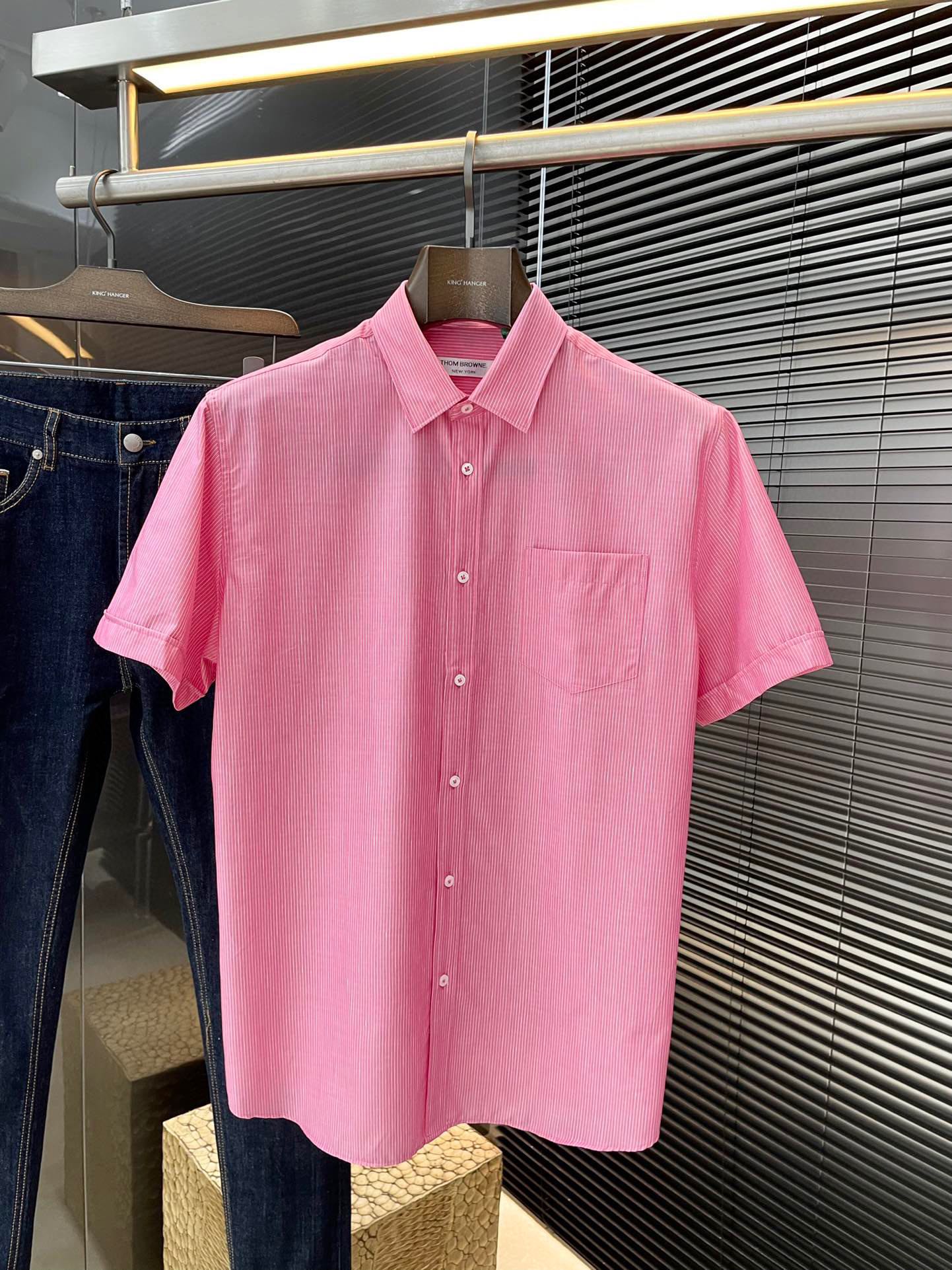 NO:142494,Thom Brwne- (Tom Brown) 2025 spring and summer new product, same style as celebrities. While reinterpreting classic elements, the latest trendy accessories are favored by fashion people. The simple style makes you more personalized, and the cotton fabric shows an elegant and gentlemanly style. The special shirt fabric presents you with a different hi-tail shirt. It is soft and skin-friendly, with a smooth and delicate touch, straight dress, and a SLIM FIT tailored. It is absolutely crisp and handsome!  It is a slim style. It is a good choice for versatile daily or business occasions. It is high-quality, perfect and handsome in business and casual!  Size 48-58, thom browne,shirts,alexander wang19860909Thom Brwne-（汤姆布朗）2025春夏新品 明星同款 重新诠释经典元素的同时,最新潮流配饰 时尚人士的青睐 简约的风格令您更具个性,棉面料展现典雅绅士风范.特殊的衬衫面料为你呈现不一样的高定衬衣 绵软亲肤,手感柔滑细腻,穿着笔挺,剪裁属于SLIM FIT 绝对挺括帅气的版型！属于修身款式 百搭日常或者商务场合都是很好的选择,高品质的,商务休闲完美帅气驾驭！尺码48-58,,thom browne,shirts,alexander wang,Men's clothing