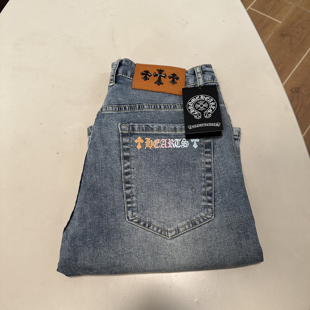 NO:151046,CH Croxin exclusively available for new jeans, high-end version!  Customized fabrics for counters are breathable and comfortable, with impeccable details, and the brand element design concept reflects high quality. The feel is delicate and soft!  It is casually cut, with a great upper body style!  Number of codes 29-38, Chrome hearts, jeans, alexander wang19860909CH 克罗心 独家专供新款 牛仔裤,高端版本！专柜定制面料 透气舒适度高,细节无可挑剔,品牌元素设计理念,体现高品质.手感细腻柔软！呈现休闲裁剪,上身版型超赞！ 码数29-38,,chrome hearts,jeans,alexander wang,Men's clothing