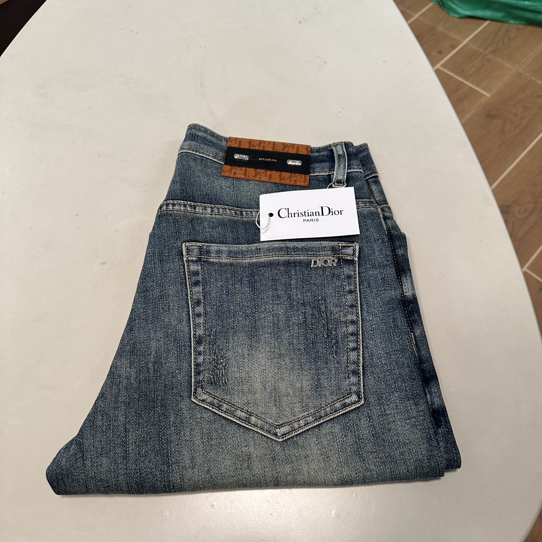 NO:151086,DIOR exclusively available for new jeans, high-end version!  Customized fabrics for counters are breathable and comfortable, with impeccable details, and the brand element design concept reflects high quality. The feel is delicate and soft!  It is casually cut, with a great upper body style!  29-38, Dior, Dior, Jeans, Alexander wang19860909DIOR 迪奥 独家专供新款 牛仔裤,高端版本！专柜定制面料 透气舒适度高,细节无可挑剔,品牌元素设计理念,体现高品质.手感细腻柔软！呈现休闲裁剪,上身版型超赞！ 码数29-38,,dior,dior,jeans,alexander wang,Men's clothing