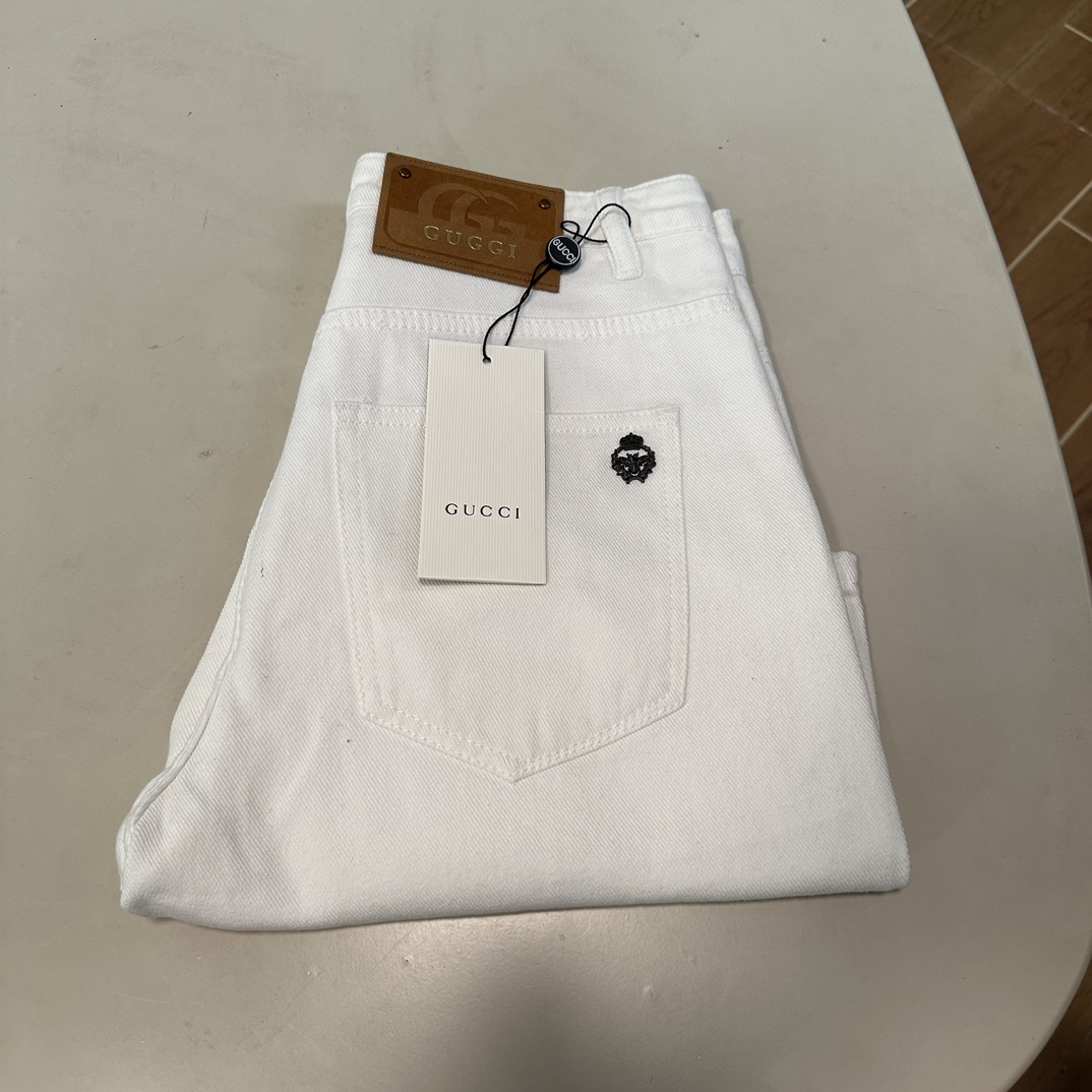 NO:151073,GU Gucci exclusively offers new jeans, high-end version!  Customized fabrics for counters are breathable and comfortable, with impeccable details, and the brand element design concept reflects high quality. The feel is delicate and soft!  It is casually cut, with a great upper body style!  Count 29-38, gucci, jeans, alexander wang19860909GU 古驰独家专供新款 牛仔裤,高端版本！专柜定制面料 透气舒适度高,细节无可挑剔,品牌元素设计理念,体现高品质.手感细腻柔软！呈现休闲裁剪,上身版型超赞！ 码数29-38,,gucci,jeans,alexander wang,Men's clothing