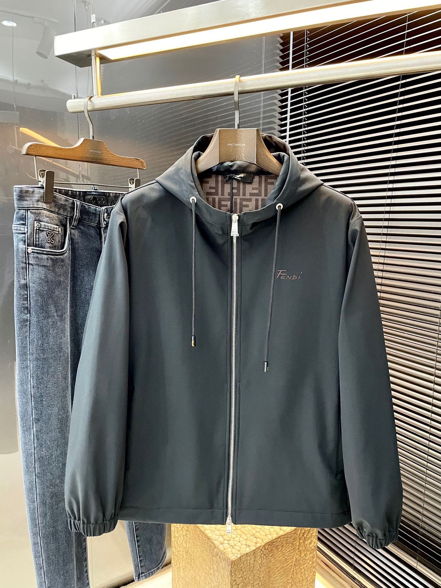 NO:142496,FENDI- (Fendi) big recommendation!  New products for spring 2025 Simple and elegant jacket Imported original high-quality polyester fiber fabric, the sag and luster are definitely breathable, embossed design, the style is more youthful and energetic, the turning work is neat and flat, all hardware accessories are customer-supplied top-grade accessories, and it is obvious that it is high-end fabric. This fabric is a good product from regular manufacturers, without any picky places. This jacket is often worn and has strong practicality. Size M-3XL,,fendi,fendi, jackets & coats, jackets & coats, alexander wang19860909FENDI-（芬迪）重磅推荐！2025春季新品 简约大方夹克 进口原版高品质聚脂纤维面料,垂度和光泽绝对是提气,压花设计 款式更显青春活力,车工走线整齐平整,所有五金附料都是客供带logo顶级配件 一看就是高档的面料 这种面料都是定织的 正规大厂途径出来的好货,无任何有挑剔的地方 这样的一件外套属于常备常穿的,实用性很强.尺码M-3XL,,fendi,fendi,jackets & coats,jackets & coats,alexander wang,Men's clothing