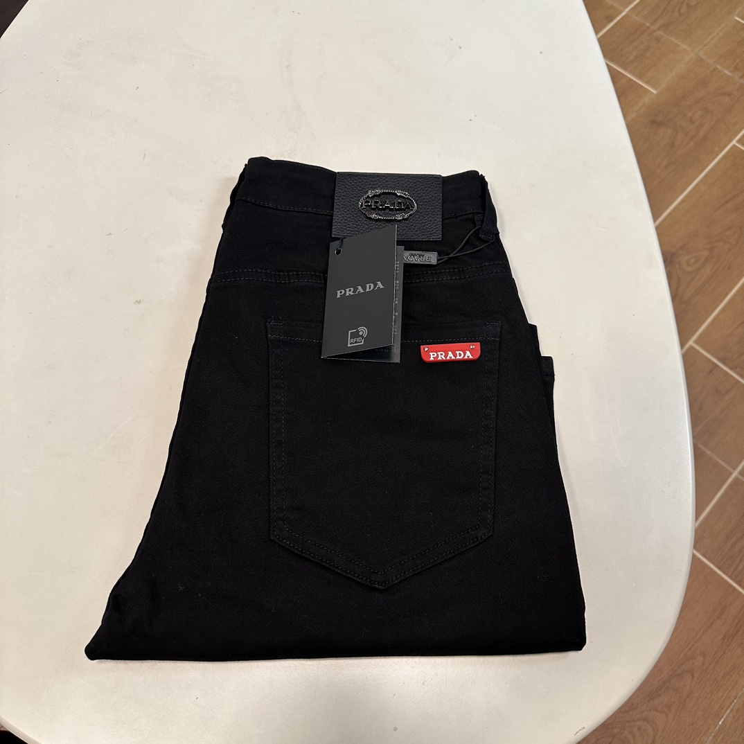 NO:151068,PRA Prada exclusively for new jeans, high-end version!  Customized fabrics for counters are breathable and comfortable, with impeccable details, and the brand element design concept reflects high quality. The feel is delicate and soft!  It is casually cut, with a great upper body style!  Count 29-38, prada, prada, jeans, alexander wang19860909PRA 普拉达独家专供新款 牛仔裤,高端版本！专柜定制面料 透气舒适度高,细节无可挑剔,品牌元素设计理念,体现高品质.手感细腻柔软！呈现休闲裁剪,上身版型超赞！ 码数29-38,,prada,prada,jeans,alexander wang,Men's clothing