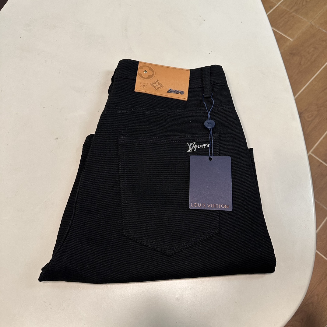 NO:151063,LV Louis Vuitton exclusively offers new jeans, high-end version!  Customized fabrics for counters are breathable and comfortable, with impeccable details, and the brand element design concept reflects high quality. The feel is delicate and soft!  It is casually cut, with a great upper body style!  29-38, louis vuitton,louis vuitton,jeans,alexander wang19860909LV 路易威登独家专供新款 牛仔裤,高端版本！专柜定制面料 透气舒适度高,细节无可挑剔,品牌元素设计理念,体现高品质.手感细腻柔软！呈现休闲裁剪,上身版型超赞！ 码数29-38,,louis vuitton,louis vuitton,jeans,alexander wang,Men's clothing