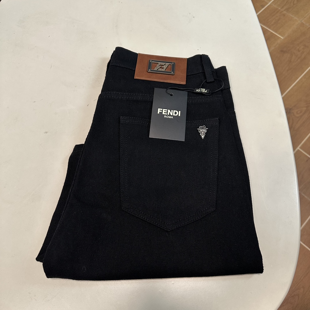 NO:151058,FD Fendi exclusively offers new jeans, high-end version!  Customized fabrics for counters are breathable and comfortable, with impeccable details, and the brand element design concept reflects high quality. The feel is delicate and soft!  It is casually cut, with a great upper body style!  Number of codes 29-38, fendi, jeans, alexander wang19860909FD 芬迪独家专供新款 牛仔裤,高端版本！专柜定制面料 透气舒适度高,细节无可挑剔,品牌元素设计理念,体现高品质.手感细腻柔软！呈现休闲裁剪,上身版型超赞！ 码数29-38,,fendi,jeans,alexander wang,Men's clothing