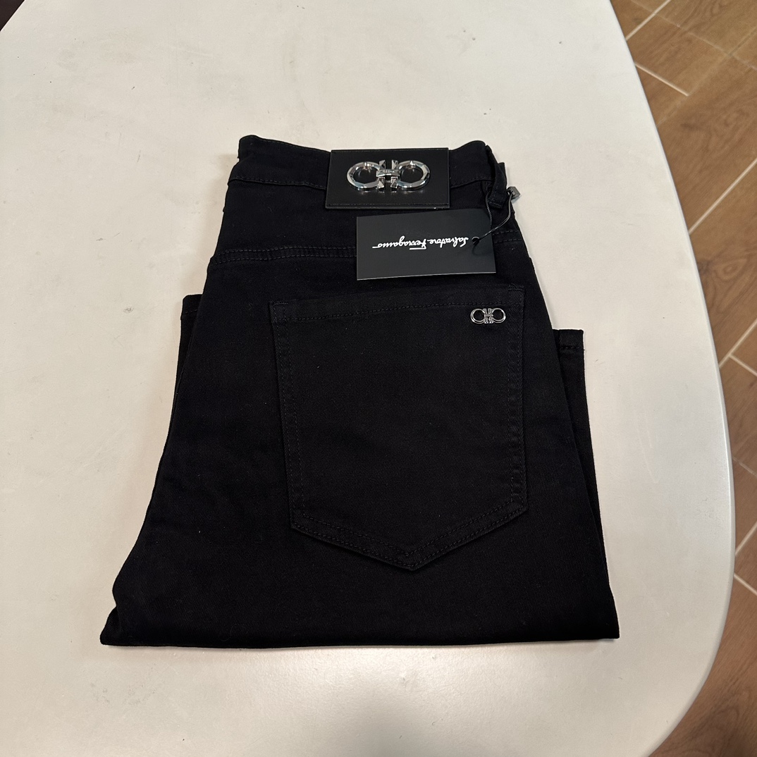 NO:151053,Ferragamo exclusively available for new jeans, high-end version!  Customized fabrics for counters are breathable and comfortable, with impeccable details, and the brand element design concept reflects high quality. The feel is delicate and soft!  It is casually cut, with a great upper body style!  29-38, ferragamo, jeans, alexander wang19860909菲拉格慕 独家专供新款 牛仔裤,高端版本！专柜定制面料 透气舒适度高,细节无可挑剔,品牌元素设计理念,体现高品质.手感细腻柔软！呈现休闲裁剪,上身版型超赞！ 码数29-38,,ferragamo,jeans,alexander wang,Men's clothing