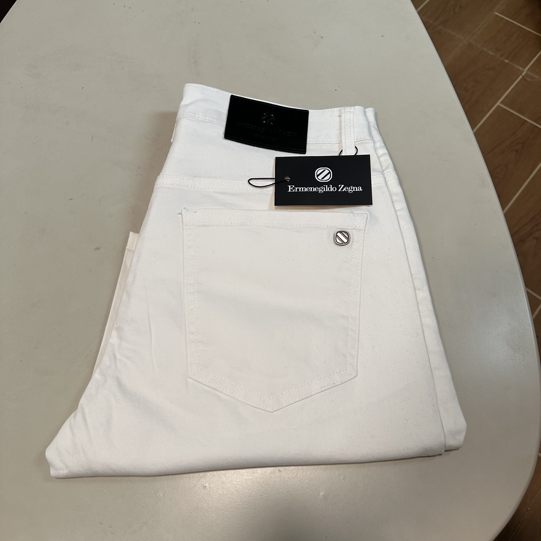 NO:151049,ZZ Jenia exclusively offers new jeans, high-end version!  Customized fabrics for counters are breathable and comfortable, with impeccable details, and the brand element design concept reflects high quality. The feel is delicate and soft!  It is casually cut, with a great upper body style!  29-38, zegna, jeans, alexander wang19860909ZZ 杰尼亚独家专供新款 牛仔裤,高端版本！专柜定制面料 透气舒适度高,细节无可挑剔,品牌元素设计理念,体现高品质.手感细腻柔软！呈现休闲裁剪,上身版型超赞！ 码数29-38,,zegna,jeans,alexander wang,Men's clothing