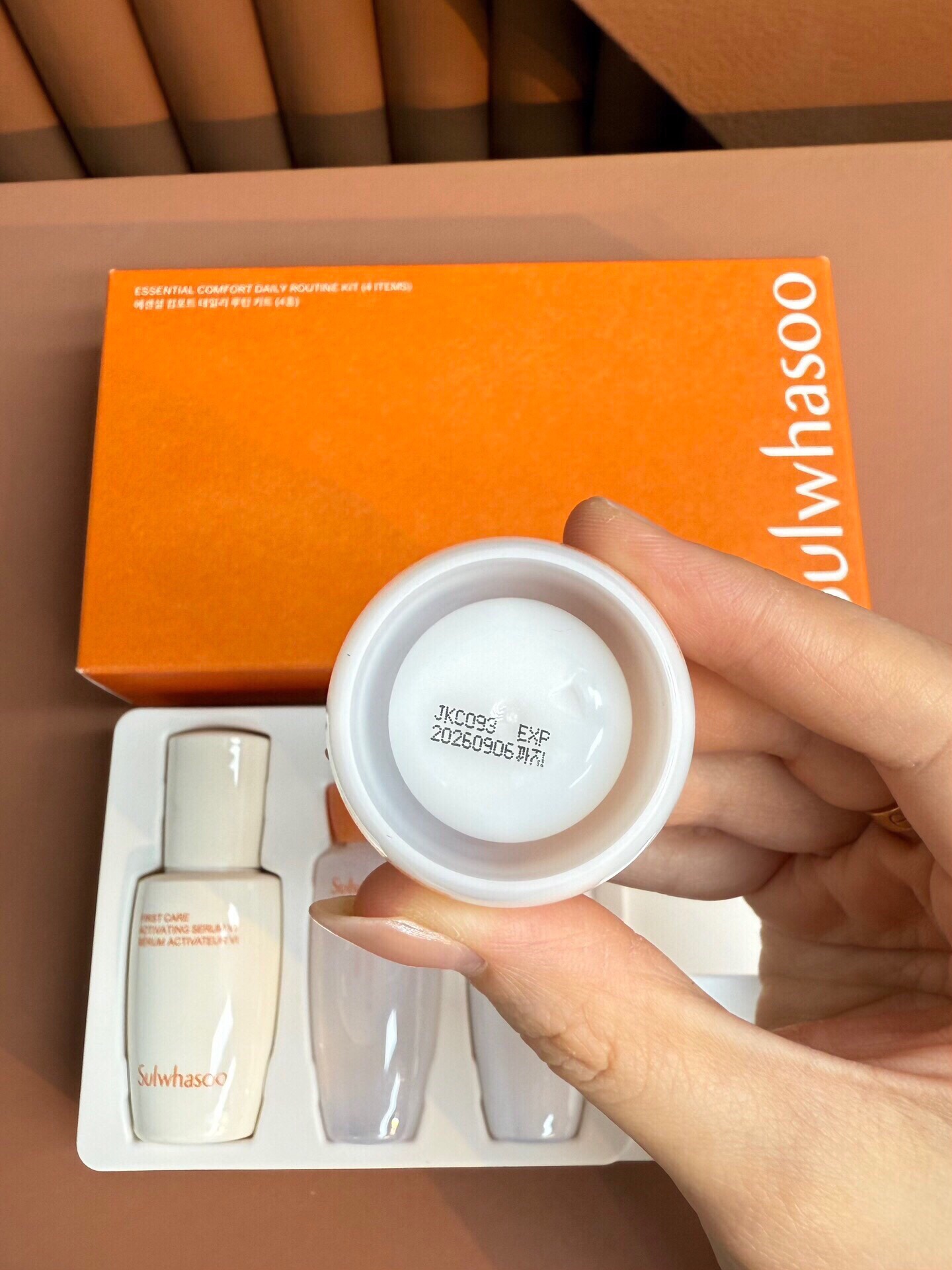 专柜品质/55💰包邮
雪花秀滋盈滋阴水乳旅行小样四件套👉新款雪花秀小样4件套，想入正装，又担心不适合的，可以先入手中样试试💥明星产品滋阴套装✨