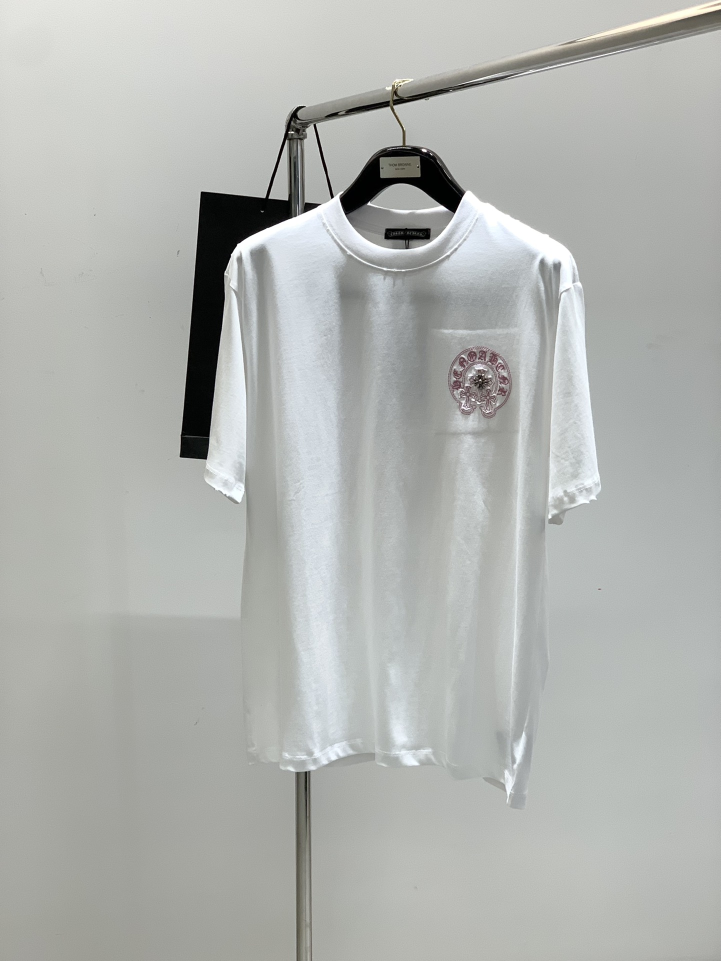 NO:143000,,Chrome Hearts, new summer products, special counters are available at the same time, original singles, fashionable and casual round neck short-sleeved T-shirt, using imported original fabric, top-grade embroidery craft letter pattern logo, unique design, counter looks, fashionable and handsome upper body, 2 colors recommendation, code number M-3XL, chrome hearts, chrome hearts, T-shirt, tees, t-shirt, alexander wang19860909,Chrome Hearts 克罗心,夏季新品,专柜同步有售,原单狠货,时尚休闲圆领短袖T恤,采用进口原版面料,顶级刺绣工艺字母图案logo,独特设计,专柜卖相,上身时尚帅气,2色推荐,码数M-3XL,,chrome hearts,chrome hearts,T-shirt,tees，t-shirt,alexander wang,Men's clothing