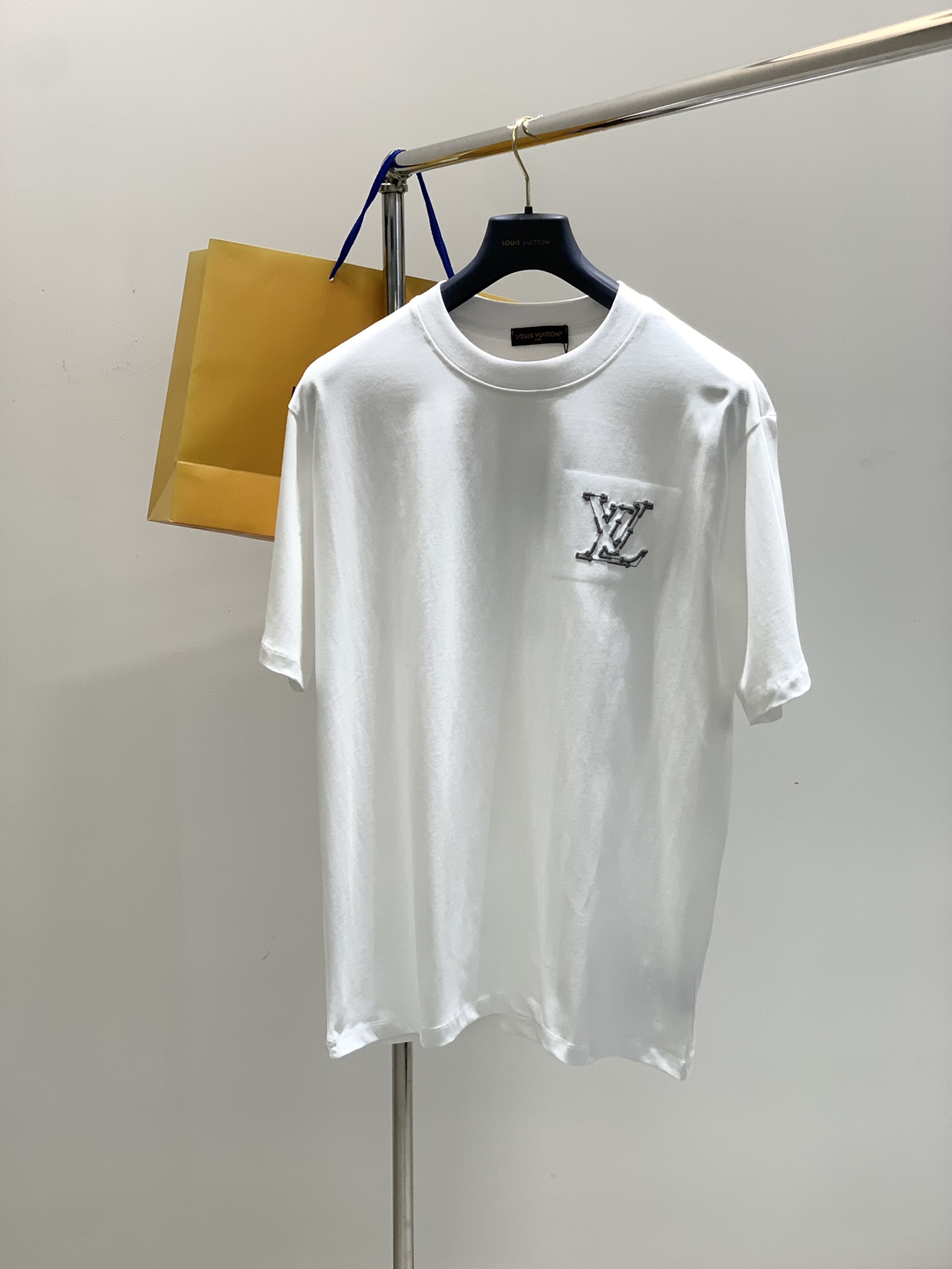 NO:143089,,LouisVuitton, the latest summer model, available at the counter at the same time, original singles, fashionable and casual round neck short-sleeved T-shirt, very distinctive on the upper body!  Eye-catching and highlighted, imported original fabric, top-grade embroidery craft letter pattern decorative logo, simple but not lacking in fashion, classic and atmospheric, comfortable and breathable, handsome and stylish on the upper body, 2 colors recommended, code number M-3XL,, louis vuitton, louis vuitton, T-shirt,tees, t-shirt,alexander wang19860909,LouisVuitton 路易威登,夏季最新款,专柜同步有售,原单狠货,时尚休闲圆领短袖T恤,上身很有特点！吸睛而有亮点,进口原版面料,顶级刺绣工艺字母图案装饰Logo,简单而不失时尚,经典大气,舒适透气,上身帅气有型,2色推荐,码数M-3XL,,louis vuitton,louis vuitton,T-shirt,tees，t-shirt,alexander wang,Men's clothing