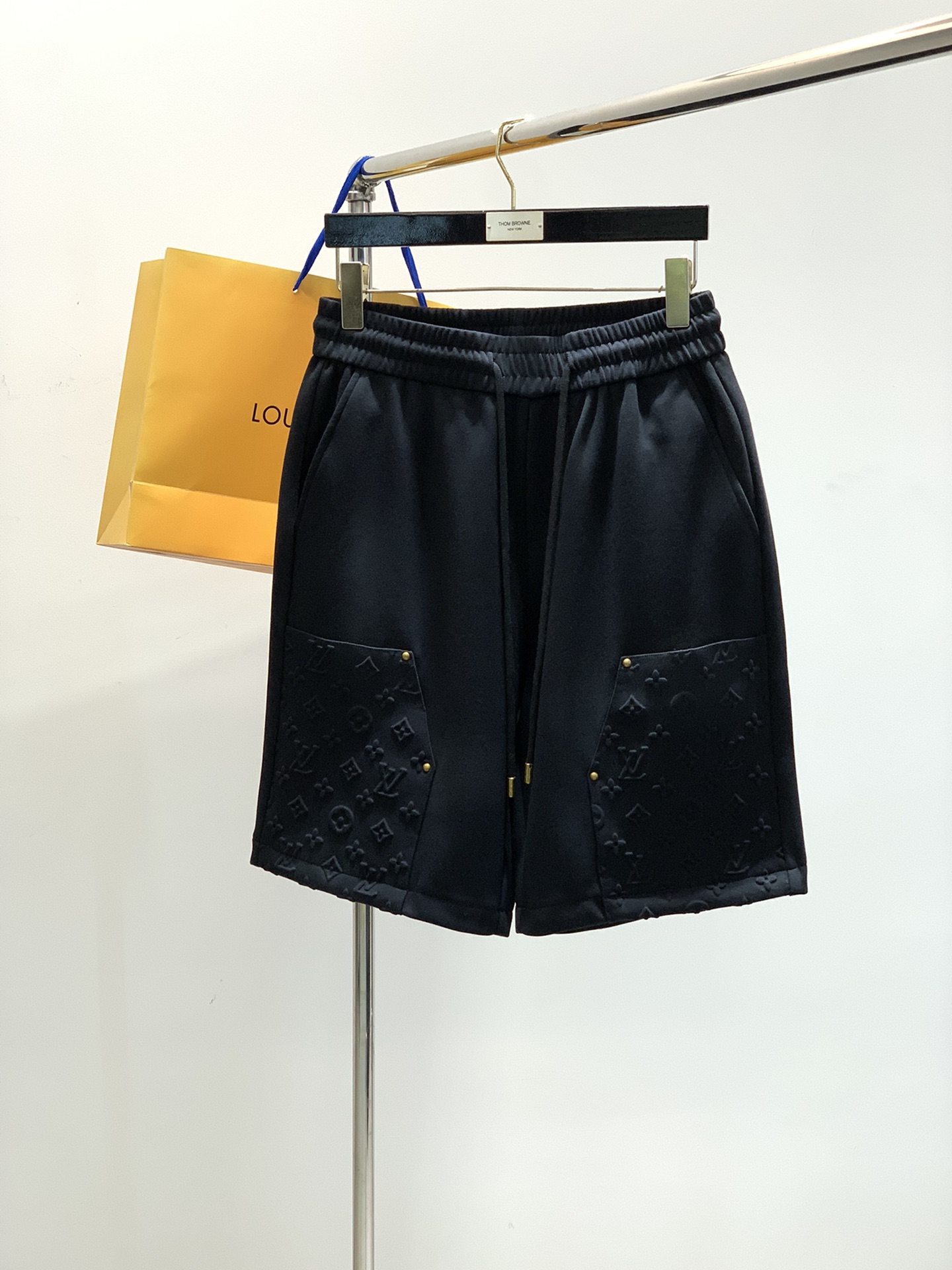 NO:143006,,LouisVuitton, the latest summer model, available at the counter at the same time, original singles, fashionable casual shorts, very distinctive on the upper body!  Eye-catching and highlighted, imported original fabric, top-level relief craft letter pattern decoration logo, original hardware and auxiliary materials decoration, simple but not lacking fashion, classic and atmospheric, comfortable and breathable, handsome and stylish on the upper body, 2 colors recommended, code number M-3XL,, louis vuitton, louis vuitton, shorts, alexander wang19860909,LouisVuitton 路易威登,夏季最新款,专柜同步有售,原单狠货,时尚休闲短裤,上身很有特点！吸睛而有亮点,进口原版面料,顶级浮雕工艺字母图案装饰Logo,原版五金辅料装饰,简单而不失时尚,经典大气,舒适透气,上身帅气有型,2色推荐,码数M-3XL,,louis vuitton,louis vuitton,shorts,alexander wang,Men's clothing