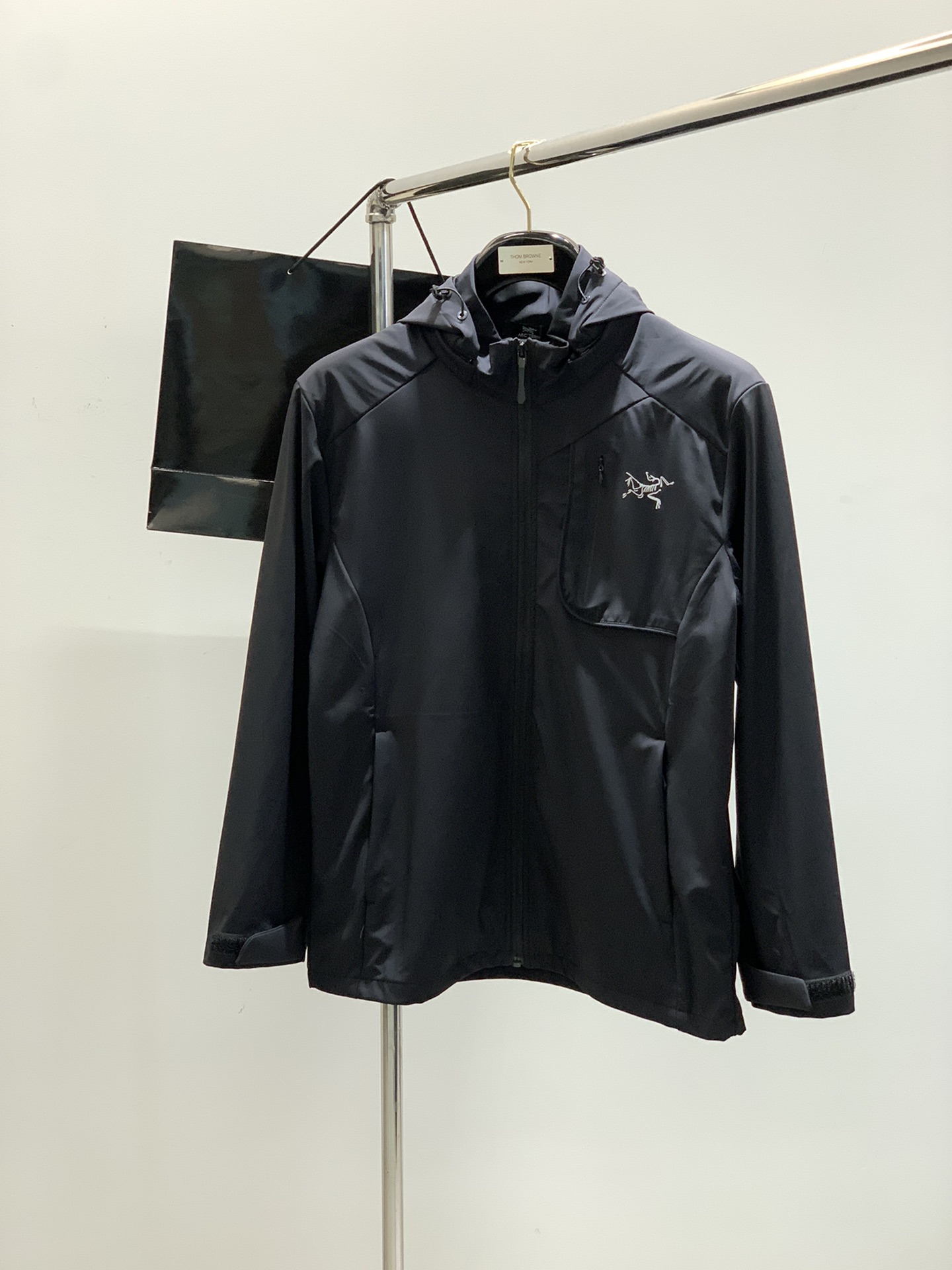 NO:143012,,ARCTERYX Archaeoptera bird, new spring AW product, fashionable and casual hooded jacket, special counters are available at the same time, original singles, imported original fabrics, extremely complex craftsmanship, quite elegant and fashionable visuals, noble and elegant, from the main fabric to the detailed craftsmanship, showing the ingenuity of fashion, 2 colors recommendation, code number L-6XL, arc'teryx, jackets & coats,hats,alexander wang19860909,ARCTERYX 始祖鸟,春季AW新品,时尚休闲连帽外套,专柜同步有售,原单狠货,进口原版面料,工艺极度复杂,视觉相当雅致时髦,高贵而优雅,从主体面料到细节工艺,彰显时装的匠心所在,2色推荐,码数L-6XL,arc'teryx,jackets & coats,hats,alexander wang,Men's clothing