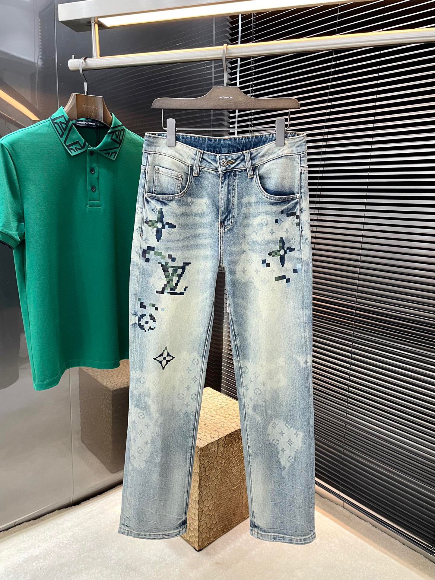 NO:142498,LOUIS VUITTON (Louis Vuitton) 2025 spring and summer new straight jeans imported from Italian haute couture denim fabrics fashionable and casual regular style Micro-stretch fabrics The fabric is comfortable and soft, breaking through the feel of conventional denim fabrics, not stuffy and excellent comfort. It is free and versatile, and it does not deform for a long time. The upper body effect is excellent. The elegant and elegant tailoring, the design is constantly innovating, but it always maintains the noble and casual style and taste. The charm of fashion. The style is straight and the fashion products. Counter codes are 29-38 (37),,louis vuitton,louis vuitton,jeans,alexander wang19860909LOUIS VUITTON（路易威登）2025春夏季新款直筒牛仔裤 进口意大利高定牛仔面料 时尚休闲 常规版型 微弹力面料 面料舒适柔软,突破常规牛仔的面料手感,不闷热,舒适感极佳.随意百搭 久洗不变形 上身效果极佳.大方优雅的剪裁,设计不断创新却始终保持着高贵休闲的风格和品位 演绎时尚魅惑 版型直筒 时尚佳品 专柜码数29-38（37）,,louis vuitton,louis vuitton,jeans,alexander wang,Men's clothing