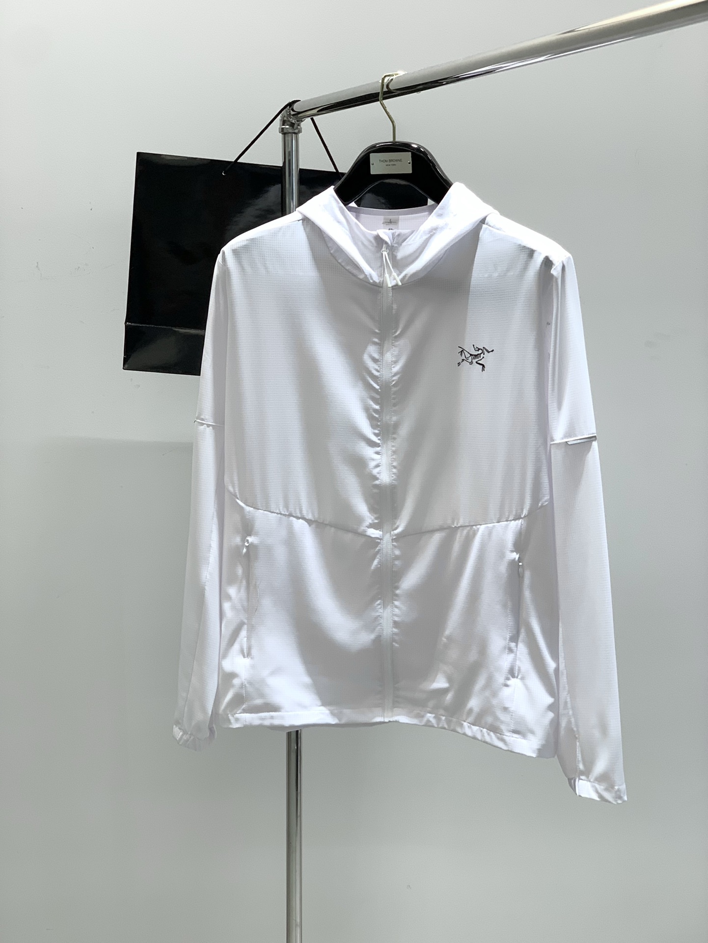 NO:143025,,ARCTERYX Archaeoptera bird, new spring AW product, fashionable and casual hooded jacket, special counters are available at the same time, original singles, imported original fabrics, extremely complex craftsmanship, very elegant and fashionable visuals, noble and elegant, from the main fabric to the detailed craftsmanship, showing the ingenuity of fashion, 2 colors recommendation, code number M-4XL, arc'teryx, jackets & coats,hats,alexander wang19860909,ARCTERYX 始祖鸟,春季AW新品,时尚休闲连帽外套,专柜同步有售,原单狠货,进口原版面料,工艺极度复杂,视觉相当雅致时髦,高贵而优雅,从主体面料到细节工艺,彰显时装的匠心所在,2色推荐,码数M-4XL,arc'teryx,jackets & coats,hats,alexander wang,Men's clothing