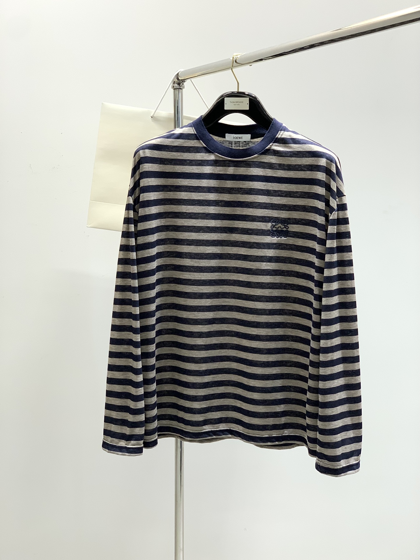 NO:143030,,Loewe, the latest spring model, available at the counter at the same time, original single product, fashionable and casual round neck long-sleeved T-shirt, very distinctive on the upper body!  Eye-catching and highlighted, imported original fabric, top-grade embroidery craft letter pattern decorative logo, simple but not lacking in fashion, classic and atmospheric, comfortable and breathable, handsome and stylish on the upper body, 3 colors recommended, code number M-2Xl,,loewe,loewe,tees,t-shirt,alexander wang19860909,Loewe 罗意威,春季最新款,专柜同步有售,原单狠货,时尚休闲圆领长袖T恤,上身很有特点！吸睛而有亮点,进口原版面料,顶级刺绣工艺字母图案装饰Logo,简单而不失时尚,经典大气,舒适透气,上身帅气有型,3色推荐,码数M-2Xl,,loewe,loewe,tees，t-shirt,alexander wang,Men's clothing