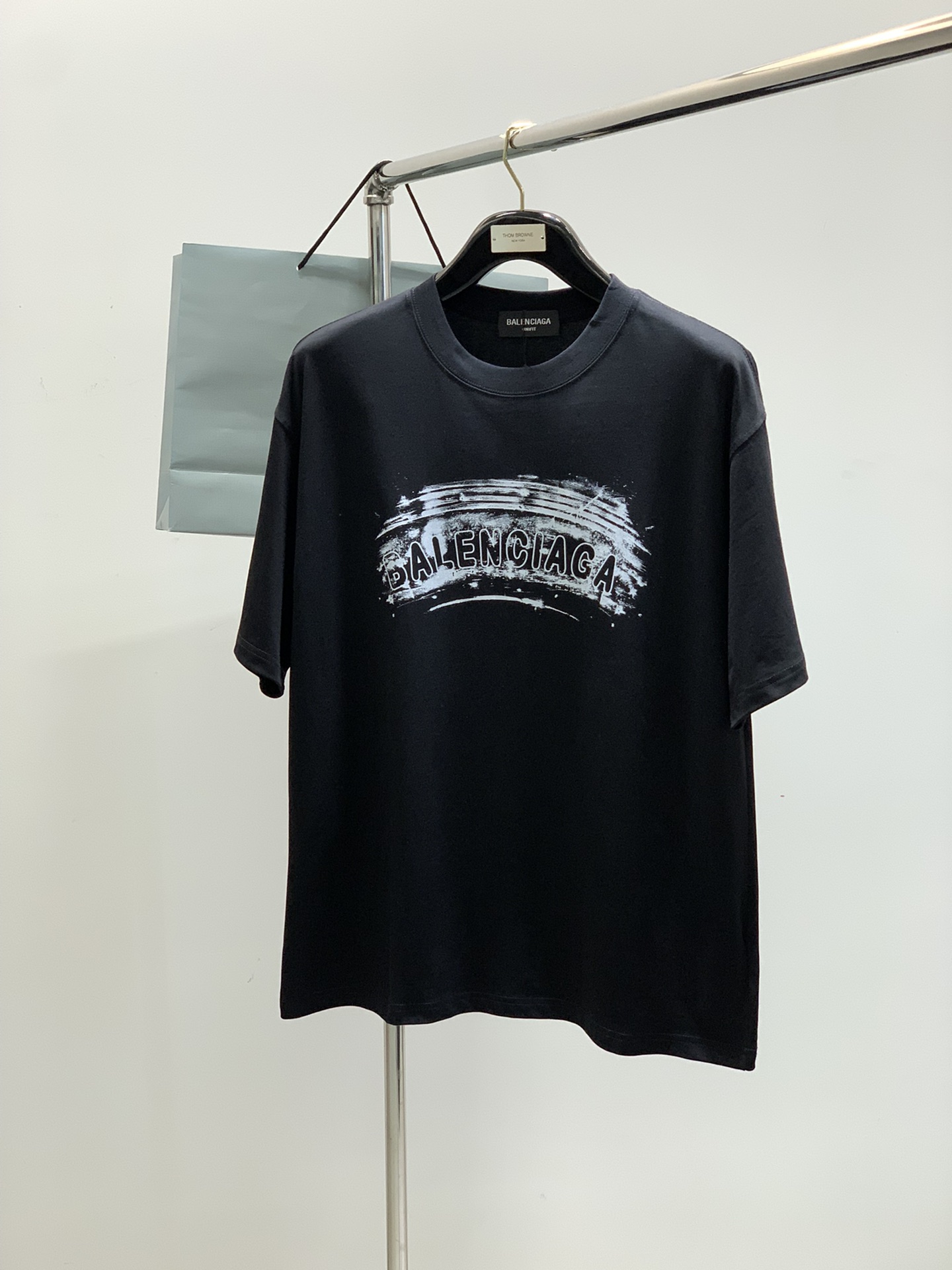 NO:143055,,Balenciaga Balenciaga, the latest summer model, the counter is available at the same time, original singles, hot fashion casual round neck short-sleeved T-shirt, imported original fabric, unique design, top-grade printing craft letter pattern decoration logo, simple and fashionable, handsome upper body, complete three standards, 2 colors recommended, code number M-3XL,,balenciaga,balenciaga,T-shirt,tees,t-shirt,alexander wang19860909,Balenciaga 巴黎世家,夏季最新款,专柜同步有售,原单狠货,爆款时尚休闲圆领短袖T恤,进口原版面料,独特设计,顶级印花工艺字母图案装饰logo,简约时尚 ,上身帅气,三标齐全,2色推荐,码数M-3XL,,balenciaga,balenciaga,T-shirt,tees，t-shirt,alexander wang,Men's clothing