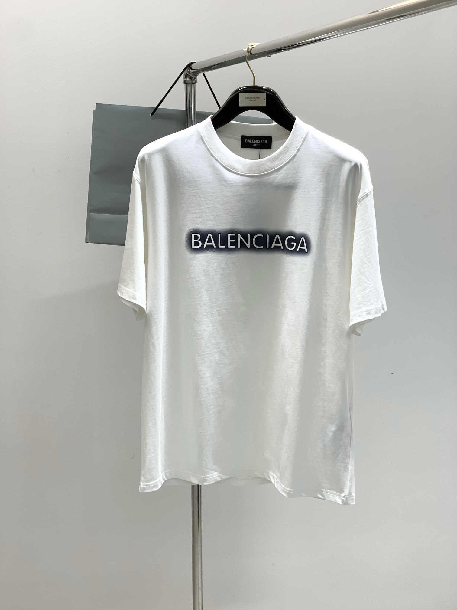 NO:143057,,Balenciaga Balenciaga, the latest summer model, the counter is available at the same time, original singles, hot fashion casual round neck short-sleeved T-shirt, imported original fabric, unique design, top-grade printing craft letter pattern decoration logo, simple and fashionable, handsome upper body, complete three standards, 2 colors recommended, code number M-3Xl,,balenciaga,balenciaga,T-shirt,tees,t-shirt,alexander wang19860909,Balenciaga 巴黎世家,夏季最新款,专柜同步有售,原单狠货,爆款时尚休闲圆领短袖T恤,进口原版面料,独特设计,顶级印花工艺字母图案装饰logo,简约时尚 ,上身帅气,三标齐全,2色推荐,码数M-3Xl,,balenciaga,balenciaga,T-shirt,tees，t-shirt,alexander wang,Men's clothing