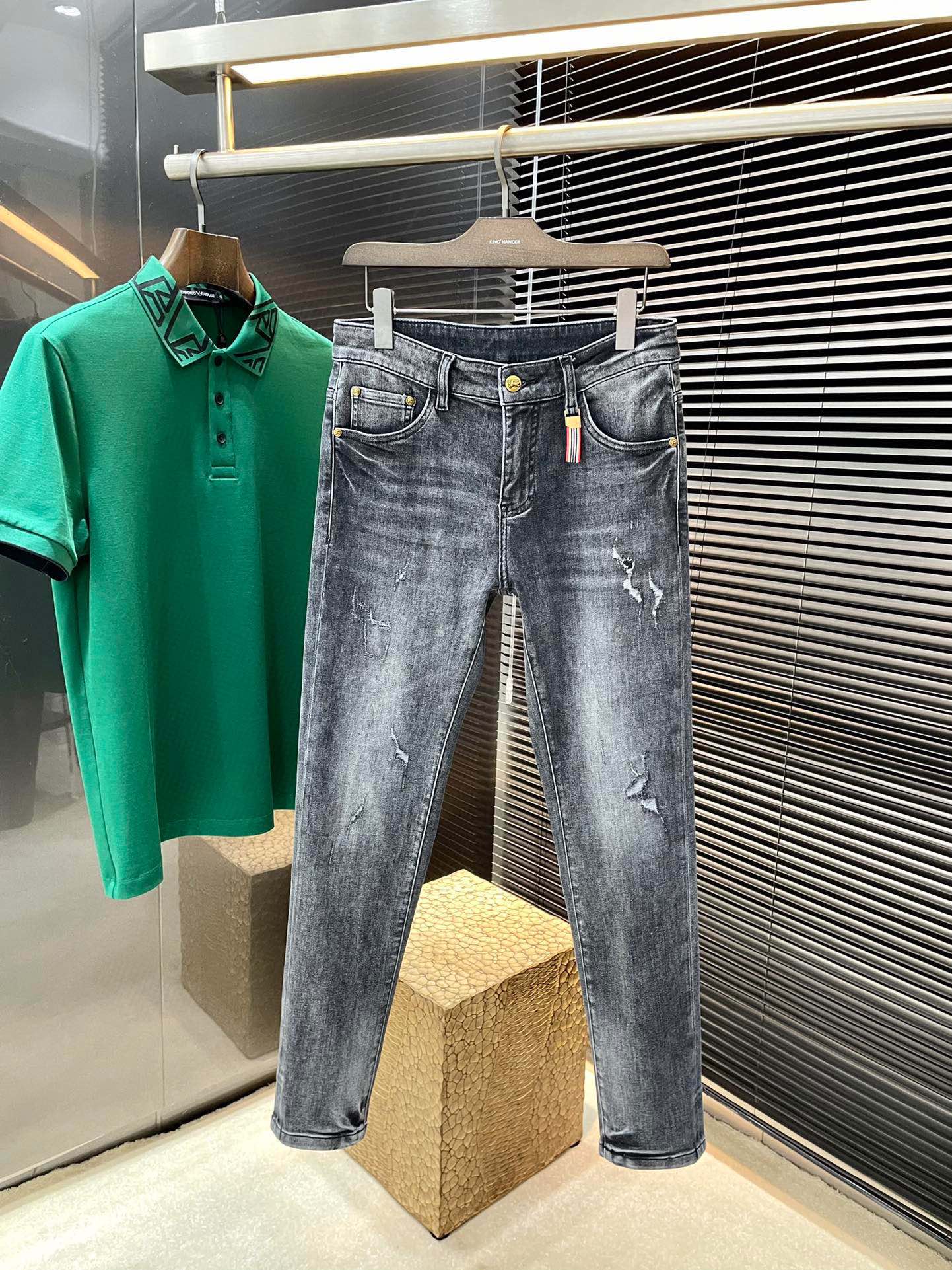 NO:142500,Burberry- (Burberry) New jeans for spring and summer 2025 imported Italian haute couture denim fabrics Fashion and casual Regular style Micro-stretch fabrics The fabric is comfortable and soft, breaking through the feel of conventional denim fabrics, not stuffy, and excellent comfort. It is free and versatile. It is washed for a long time and does not deform. The upper body effect is excellent. The elegant and elegant tailoring, the design is constantly innovating, but it always maintains a noble and elegant style and taste. The charm of fashion. The small straight line of the style is fashionable. The counter number is 29-38 (37), ,burberry,burberry,jeans,alexander wang19860909Burberry-（巴宝莉）2025春夏季新款牛仔裤 进口意大利高定牛仔面料 时尚休闲 常规版型 微弹力面料 面料舒适柔软,突破常规牛仔的面料手感,不闷热,舒适感极佳.随意百搭 久洗不变形 上身效果极佳.大方优雅的剪裁,设计不断创新却始终保持着高贵优雅的风格和品位 演绎时尚魅惑 版型小直筒 时尚佳品 专柜码数29-38（37）,,burberry,burberry,jeans,alexander wang,Men's clothing