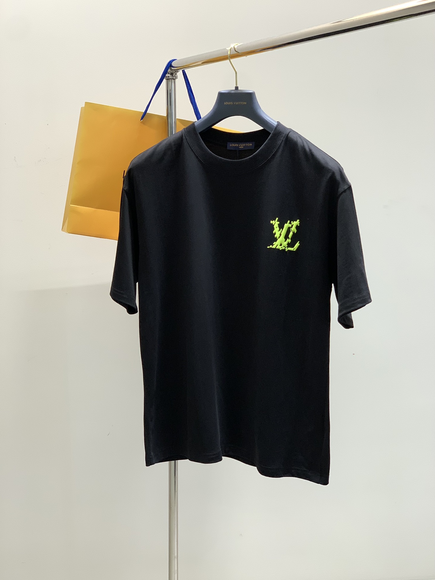 NO:143111,,LouisVuitton, the latest summer model, available at the counter at the same time, original singles, fashionable and casual round neck short-sleeved T-shirt, very distinctive on the upper body!  Eye-catching and highlighted, imported original fabric, top-level printing craft letter pattern decorative logo, simple but not lacking in fashion, classic and atmospheric, comfortable and breathable, handsome and stylish on the upper body, 2 colors recommended, code number M-3XL,, louis vuitton, louis vuitton, T-shirt,tees, t-shirt,alexander wang19860909,LouisVuitton 路易威登,夏季最新款,专柜同步有售,原单狠货,时尚休闲圆领短袖T恤,上身很有特点！吸睛而有亮点,进口原版面料,顶级印花工艺字母图案装饰Logo,简单而不失时尚,经典大气,舒适透气,上身帅气有型,2色推荐,码数M-3XL,,louis vuitton,louis vuitton,T-shirt,tees，t-shirt,alexander wang,Men's clothing