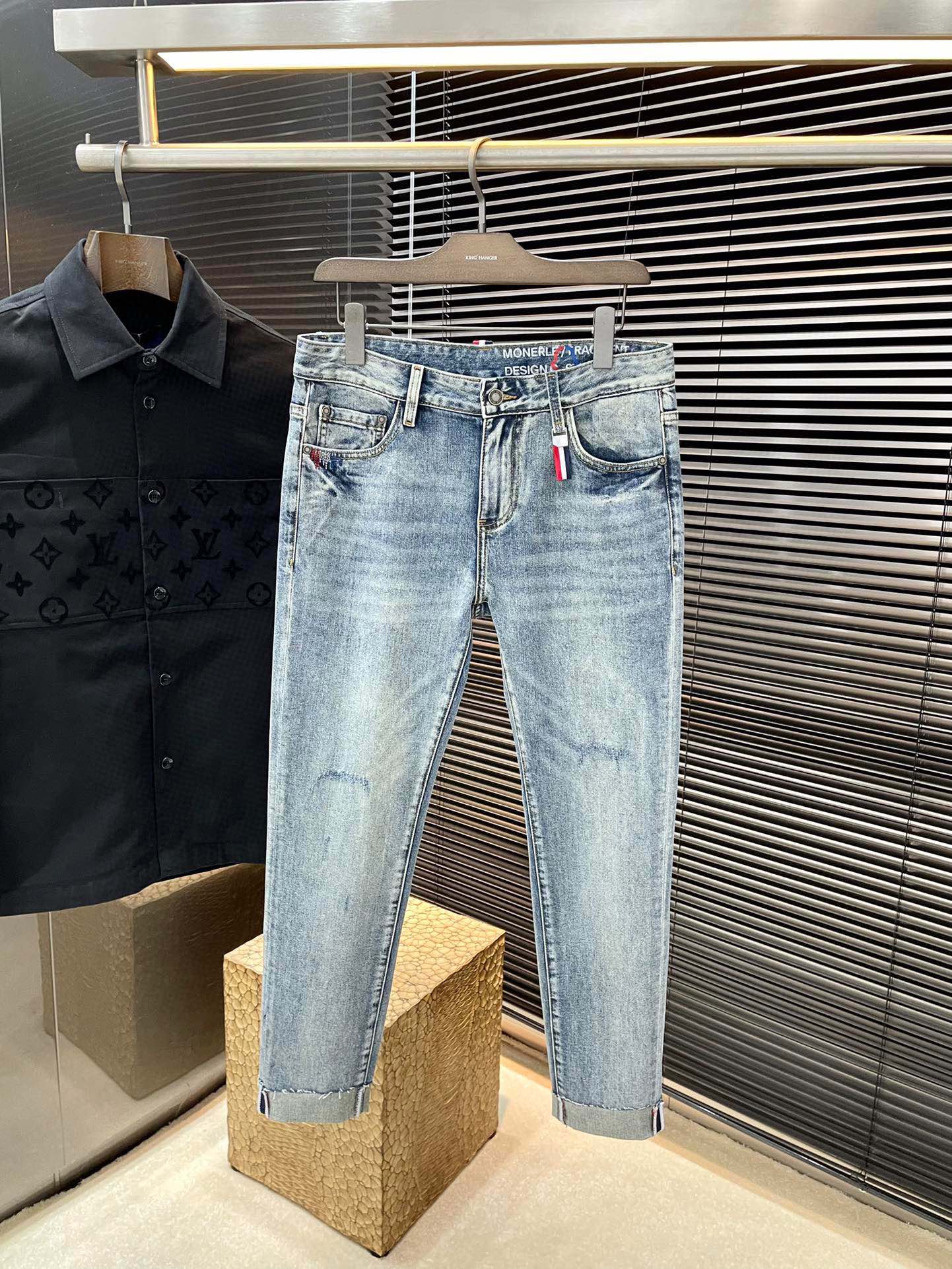 NO:142502,Moncher- (Screen Mouth) New jeans for spring and summer 2025 imported Italian haute couture denim fabrics Fashion and casual Regular style Micro-stretch fabrics The fabrics are comfortable and soft, breaking through the feel of conventional denim fabrics, not stuffy, and excellent comfort. They are free and versatile. They are washed for a long time and will not deform. The upper body is excellent. The elegant and elegant tailoring, the design is constantly innovating, but always maintaining noble and elegant style and taste. The charm of fashion. The small straight line of the style is fashionable. The counter number is 29-38 (37), Moncler, jeans, alexander wang19860909Moncher-（蒙口）2025春夏季新款牛仔裤 进口意大利高定牛仔面料 时尚休闲 常规版型 微弹力面料 面料舒适柔软,突破常规牛仔的面料手感,不闷热,舒适感极佳.随意百搭 久洗不变形 上身效果极佳.大方优雅的剪裁,设计不断创新却始终保持着高贵优雅的风格和品位 演绎时尚魅惑 版型小直筒 时尚佳品 专柜码数29-38（37）,,Moncler,jeans,alexander wang,Men's clothing