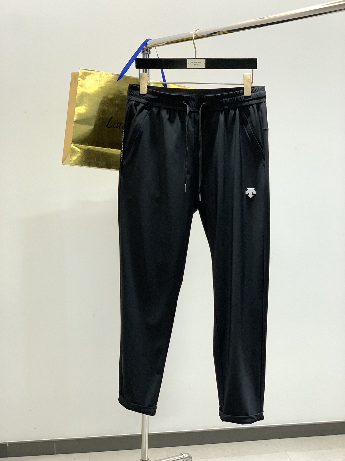 NO:143018,,DESCENTE, new spring series, fashionable casual trousers, available at the same time for counters, original singles, top-grade printing craft letter pattern logo, customized original hardware accessories, extremely high grade, handsome and stylish upper body, complete three standards, must-have items for trendy people, 2 colors recommendation, code number L-4XL, alexander wang19860909,DESCENTE迪桑特,春季新款系列,时尚休闲长裤,专柜同步有售,原单狠货,顶级印花工艺字母图案logo,定制原版五金辅料,档次极高,上身帅气有型,三标齐全,潮人必备单品,2色推荐,码数L-4XL,,alexander wang,Men's clothing