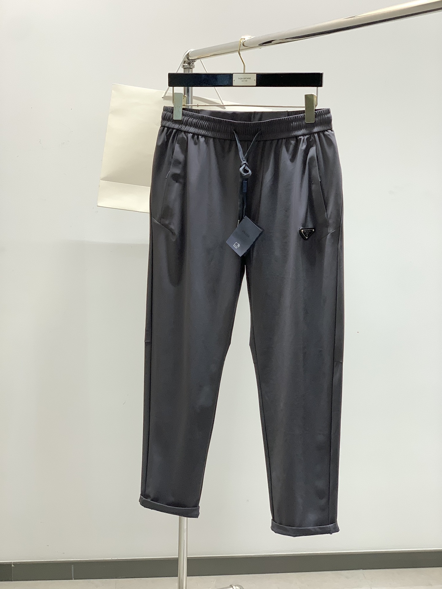 NO:143122,,PRADA Prada, the latest spring products, available at the counter at the same time, fashionable casual pants, imported original fabrics, extremely complex workmanship, the only channel that can be used as a purchasing agent level, top-level printing craft letter pattern logo, original hardware and auxiliary decoration, extremely high grade, comfortable and versatile, handsome and stylish on the upper body, 3 colors recommendation, code number L-4XL,,prada,prada,alexander wang19860909,PRADA 普拉达,春季最新品,专柜同步有售,时尚休闲裤,进口原版面料,做工极为复杂,唯一可以做代购级别的渠道狠货,顶级印花工艺字母图案logo,原版五金辅料装饰,档次极高,舒适百搭,上身帅气有型,3色推荐,码数L-4XL,,prada,prada,alexander wang,Men's clothing