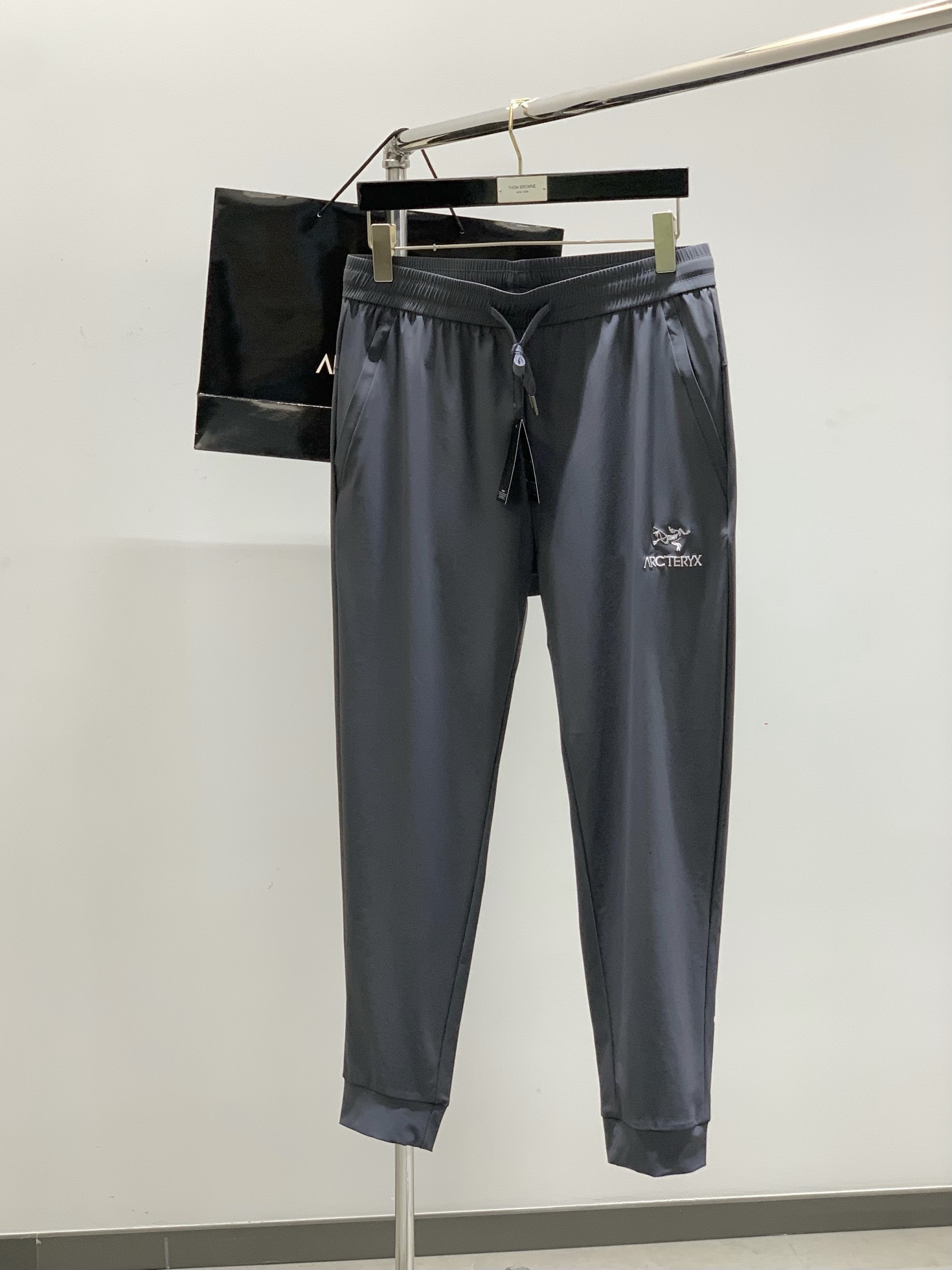 NO:143044,,ARCTERYX Archaeoptera bird, new spring products, fashionable casual pants, special counters are available at the same time, original singles, imported original fabric, top-grade embroidery craft letter pattern logo, extremely high-end, calm and versatile, handsome and stylish, 2 colors recommended, code number L-4XL, arc'teryx, alexander wang19860909,ARCTERYX 始祖鸟,春季新品,时尚休闲裤,专柜同步有售,原单狠货,采用进口原版面料,顶级刺绣工艺字母图案logo,档次极高,从容百搭,上身帅气有型,2色推荐,码数L-4XL,arc'teryx,alexander wang,Men's clothing