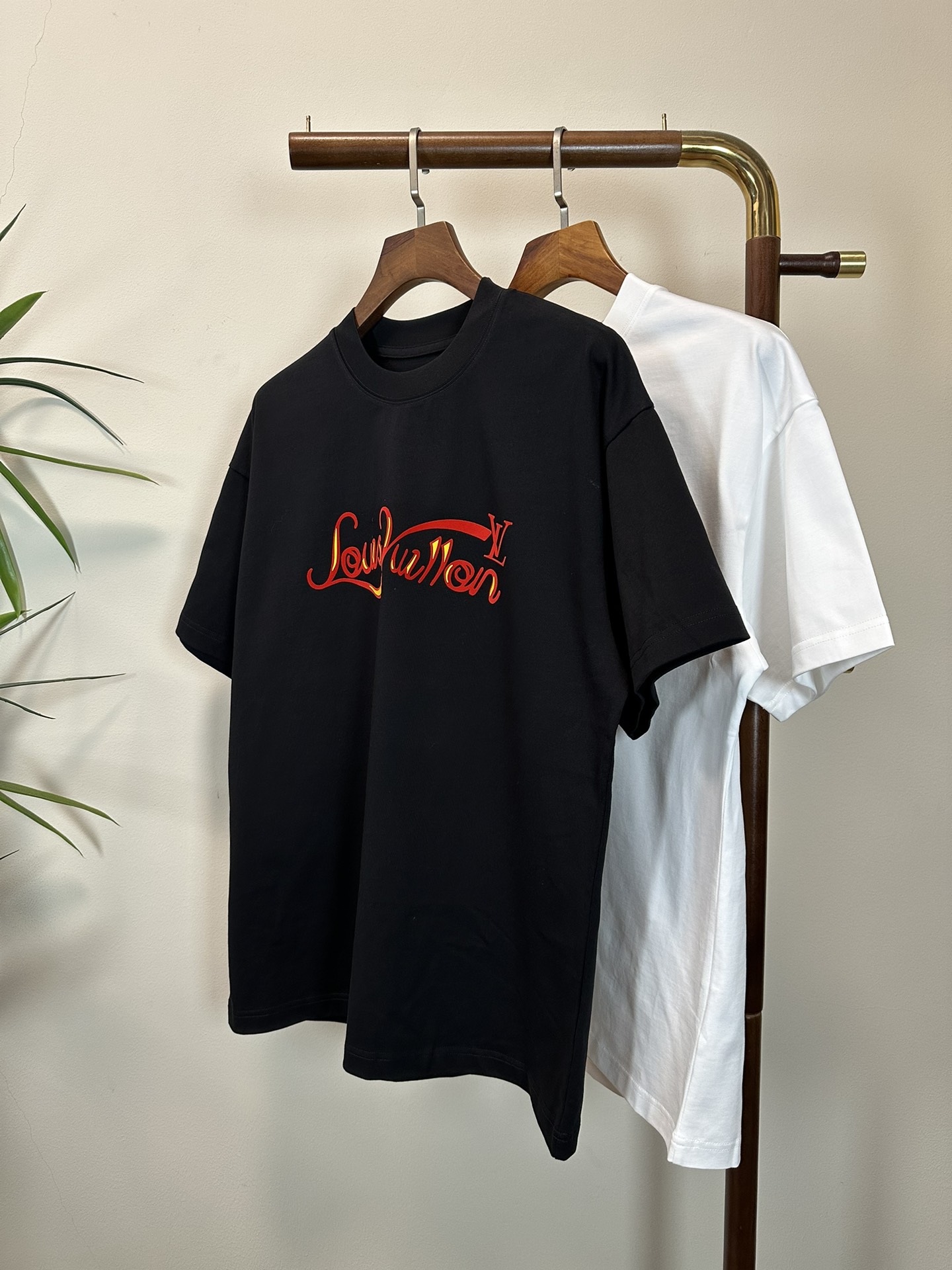 NO:151094,LV Louis Vuitton 2025 new round neck short-sleeved T-shirt high-end version!  Customized fabrics for counters are breathable and comfortable, with impeccable details, and the brand element design concept reflects high quality. The feel is delicate and soft!  It is casually cut, with a great upper body style!  Code number M-3XL, louis vuitton,louis vuitton,t-shirt,tees,t-shirt,alexander wang19860909LV 路易威登 2025新款 圆领 短袖 T恤 高端版本！专柜定制面料 透气舒适度高,细节无可挑剔,品牌元素设计理念,体现高品质.手感细腻柔软！呈现休闲裁剪,上身版型超赞！ 码数M-3XL,,louis vuitton,louis vuitton,T-shirt,tees，t-shirt,alexander wang,Men's clothing