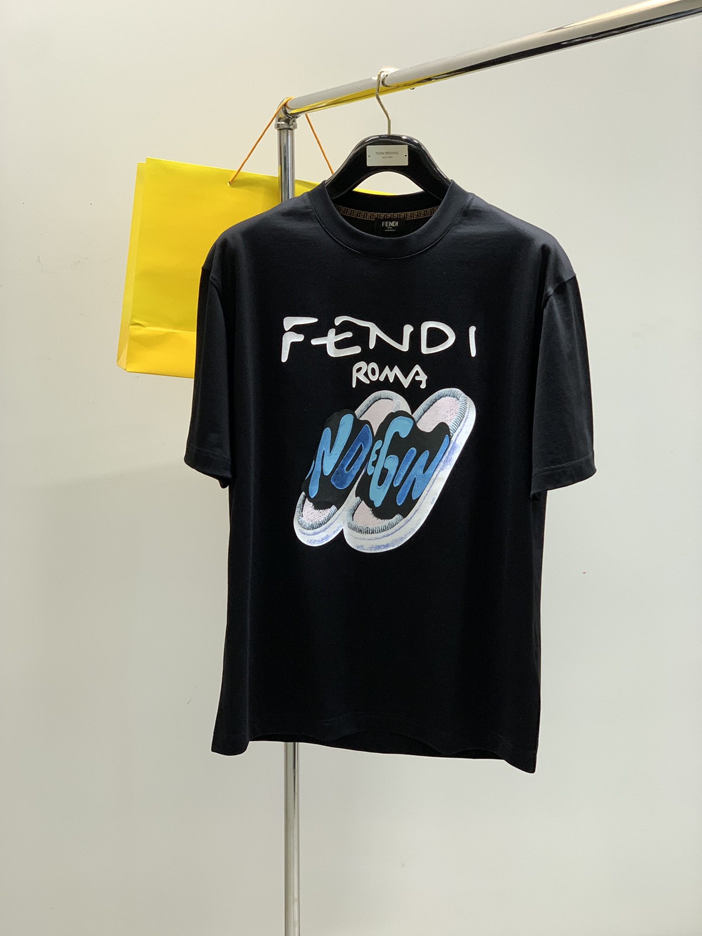 NO:142987,,FENDI Fendi, the latest summer products, special counters are available at the same time, original singles, casual and fashionable round neck short-sleeved T-shirt, imported original fabric, top-grade printing craft letter pattern logo, unique design, comfortable and breathable upper body, extremely high grade, handsome upper body, 2 colors recommendation, code number M-3XL,,fendi,fendi,T-shirt,tees,t-shirt,alexander wang19860909,FENDI 芬迪,夏季最新品,专柜同步有售,原单狠货,休闲时尚圆领短袖T恤,进口原版面料,顶级印花工艺字母图案logo,独特设计,上身舒适透气,档次极高,上身帅气十足,2色推荐,码数M-3XL,,fendi,fendi,T-shirt,tees，t-shirt,alexander wang,Men's clothing