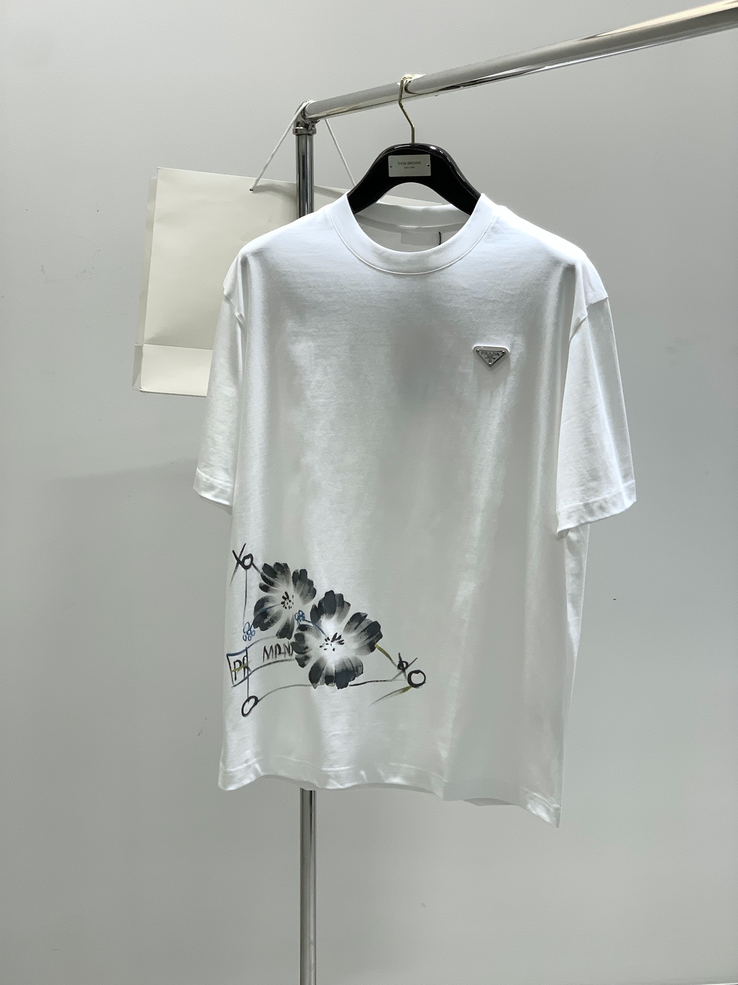 NO:143077,,PRADA Prada, the latest summer products, available at the counter at the same time, fashionable and casual round neck short-sleeved T-shirt, imported original fabric, extremely complex workmanship, the only channel that can be used as a purchasing agent level, top-level printing craft letter pattern logo, extremely high grade, comfortable and versatile, handsome and stylish upper body, 2 colors recommended, code number M-3XL,,prada,prada,T-shirt,tees,t-shirt,alexander wang19860909,PRADA 普拉达,夏季最新品,专柜同步有售,时尚休闲圆领短袖T恤,进口原版面料,做工极为复杂,唯一可以做代购级别的渠道狠货,顶级印花工艺字母图案logo,档次极高,舒适百搭,上身帅气有型,2色推荐,码数M-3XL,,prada,prada,T-shirt,tees，t-shirt,alexander wang,Men's clothing