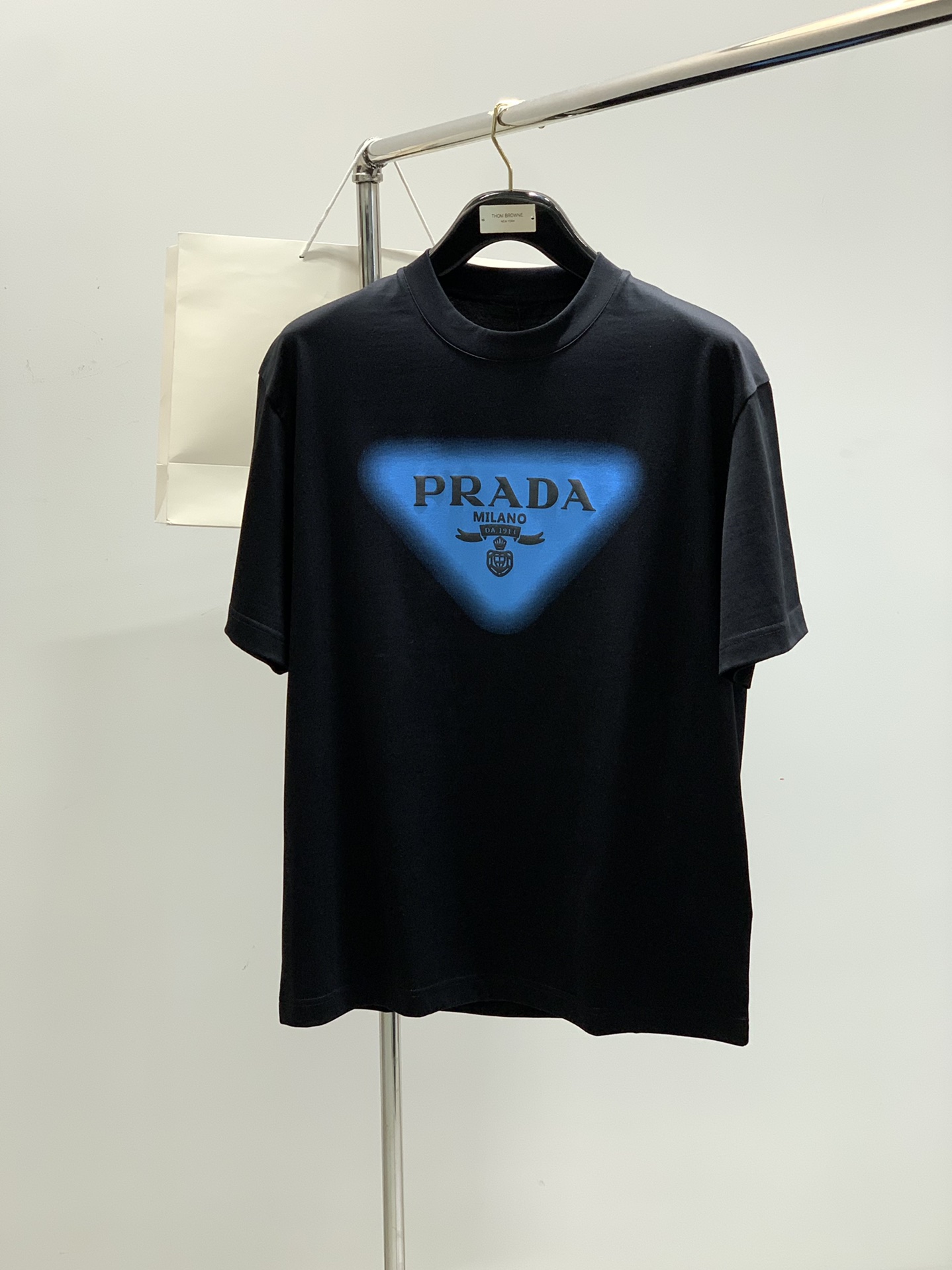 NO:143039,,PRADA Prada, the latest summer products, available at the counter at the same time, fashionable and casual round neck short-sleeved T-shirt, imported original fabric, extremely complex workmanship, the only channel that can be used as a purchasing agent level, top-level printing craft letter pattern logo, extremely high grade, comfortable and versatile, handsome and stylish upper body, 2 colors recommended, code number M-3XL,,prada,prada,T-shirt,tees,t-shirt,alexander wang19860909,PRADA 普拉达,夏季最新品,专柜同步有售,时尚休闲圆领短袖T恤,进口原版面料,做工极为复杂,唯一可以做代购级别的渠道狠货,顶级印花工艺字母图案logo,档次极高,舒适百搭,上身帅气有型,2色推荐,码数M-3XL,,prada,prada,T-shirt,tees，t-shirt,alexander wang,Men's clothing