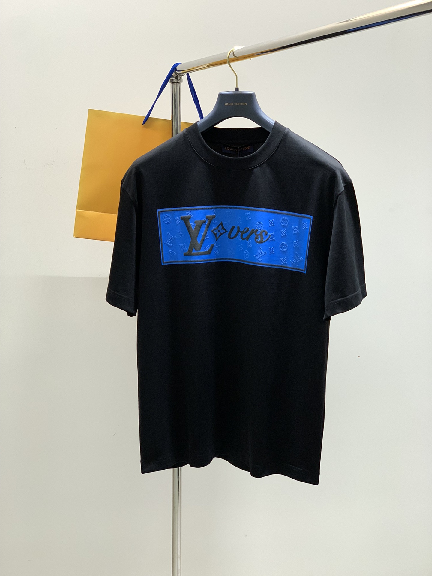 NO:143032,,LouisVuitton, the latest summer model, available at the counter at the same time, original singles, fashionable and casual round neck short-sleeved T-shirt, very distinctive on the upper body!  Eye-catching and highlighted, imported original fabric, top-level printing craft letter pattern decorative logo, simple but not lacking in fashion, classic and atmospheric, comfortable and breathable, handsome and stylish on the upper body, 2 colors recommended, code number M-3XL,, louis vuitton, louis vuitton, T-shirt,tees, t-shirt,alexander wang19860909,LouisVuitton 路易威登,夏季最新款,专柜同步有售,原单狠货,时尚休闲圆领短袖T恤,上身很有特点！吸睛而有亮点,进口原版面料,顶级印花工艺字母图案装饰Logo,简单而不失时尚,经典大气,舒适透气,上身帅气有型,2色推荐,码数M-3XL,,louis vuitton,louis vuitton,T-shirt,tees，t-shirt,alexander wang,Men's clothing