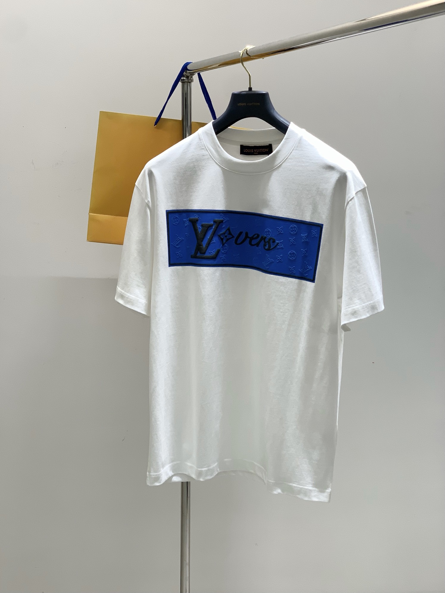 NO:161713,,LouisVuitton, the latest summer model, available at the counter at the same time, original singles, fashionable and casual round neck short-sleeved T-shirt, very distinctive on the upper body!  Eye-catching and highlighted, imported original fabric, top-level printing craft letter pattern decorative logo, simple but not lacking in fashion, classic and atmospheric, comfortable and breathable, handsome and stylish on the upper body, 2 colors recommended, code number M-3XL,, louis vuitton, louis vuitton, T-shirt,tees, t-shirt,alexander wang19860909,LouisVuitton 路易威登,夏季最新款,专柜同步有售,原单狠货,时尚休闲圆领短袖T恤,上身很有特点！吸睛而有亮点,进口原版面料,顶级印花工艺字母图案装饰Logo,简单而不失时尚,经典大气,舒适透气,上身帅气有型,2色推荐,码数M-3XL,,louis vuitton,louis vuitton,T-shirt,tees，t-shirt,alexander wang,Men's clothing