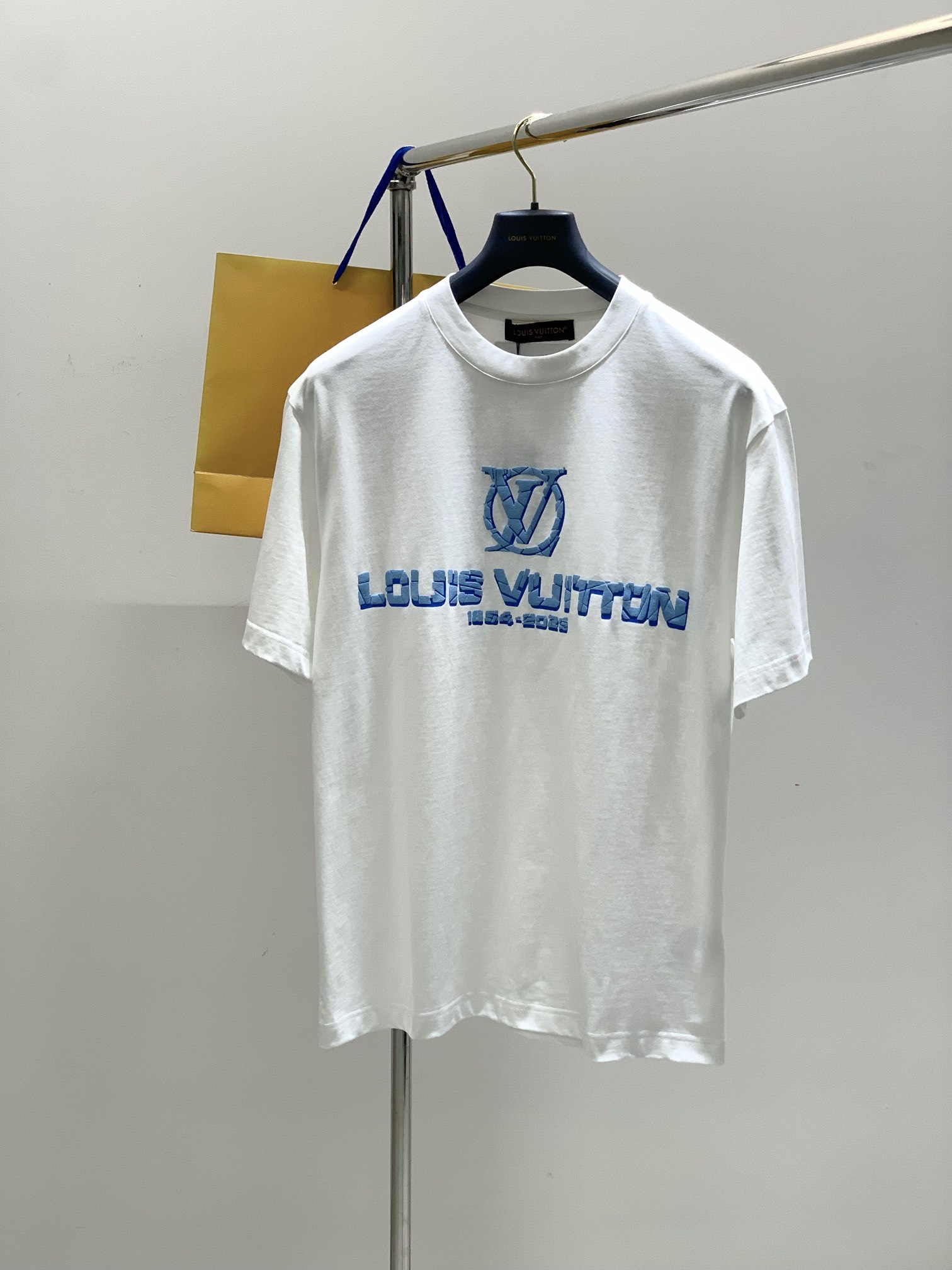 NO:159173,,LouisVuitton, the latest summer model, available at the counter at the same time, original singles, fashionable and casual round neck short-sleeved T-shirt, very distinctive on the upper body!  Eye-catching and highlighted, imported original fabric, top-level printing craft letter pattern decorative logo, simple but not lacking in fashion, classic and atmospheric, comfortable and breathable, handsome and stylish on the upper body, 2 colors recommended, code number M-3XL,, louis vuitton, louis vuitton, T-shirt,tees, t-shirt,alexander wang19860909,LouisVuitton 路易威登,夏季最新款,专柜同步有售,原单狠货,时尚休闲圆领短袖T恤,上身很有特点！吸睛而有亮点,进口原版面料,顶级印花工艺字母图案装饰Logo,简单而不失时尚,经典大气,舒适透气,上身帅气有型,2色推荐,码数M-3XL,,louis vuitton,louis vuitton,T-shirt,tees，t-shirt,alexander wang,Men's clothing