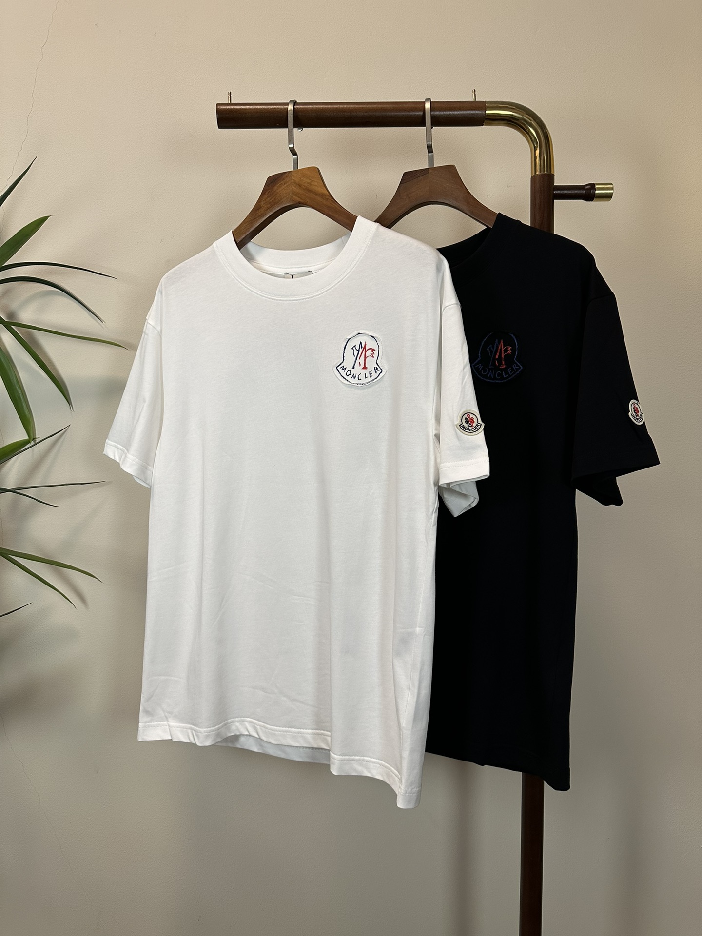 NO:151088,MON 2025 new round neck short-sleeved T-shirt high-end version!  Customized fabrics for counters are breathable and comfortable, with impeccable details, and the brand element design concept reflects high quality. The feel is delicate and soft!  It is casually cut, with a great upper body style!  Number of codes 48-56, Moncler, T-shirt,tees, t-shirt,alexander wang19860909MON 蒙口2025新款 圆领 短袖 T恤 高端版本！专柜定制面料 透气舒适度高,细节无可挑剔,品牌元素设计理念,体现高品质.手感细腻柔软！呈现休闲裁剪,上身版型超赞！ 码数48-56,,Moncler,T-shirt,tees，t-shirt,alexander wang,Men's clothing