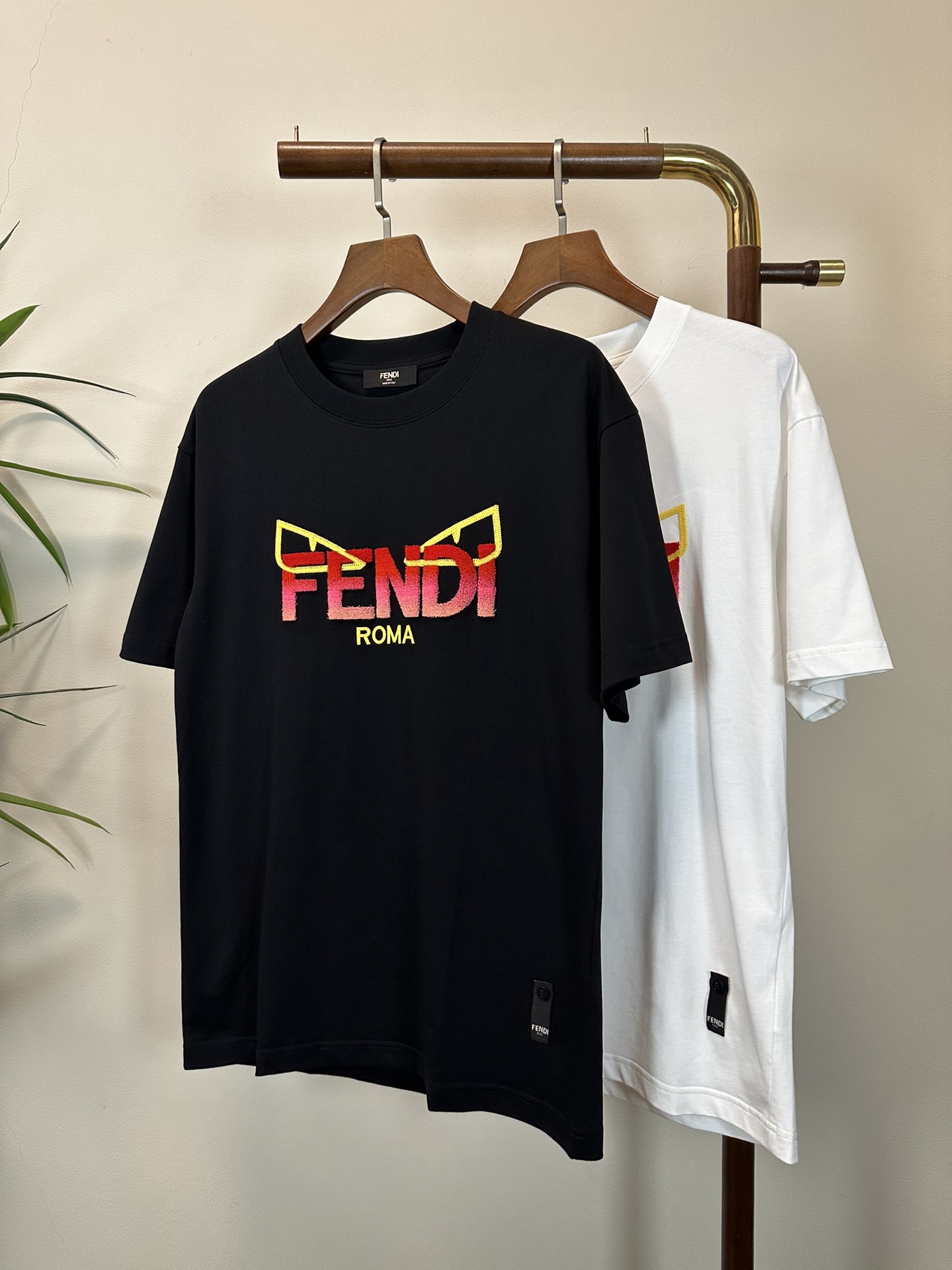 NO:151084,FD Fendi 2025 new round neck short-sleeved T-shirt high-end version!  Customized fabrics for counters are breathable and comfortable, with impeccable details, and the brand element design concept reflects high quality. The feel is delicate and soft!  It is casually cut, with a great upper body style!  Number of codes 48-56, fendi, T-shirt,tees, t-shirt,alexander wang19860909FD 芬迪2025新款 圆领 短袖 T恤 高端版本！专柜定制面料 透气舒适度高,细节无可挑剔,品牌元素设计理念,体现高品质.手感细腻柔软！呈现休闲裁剪,上身版型超赞！ 码数48-56,,fendi,T-shirt,tees，t-shirt,alexander wang,Men's clothing