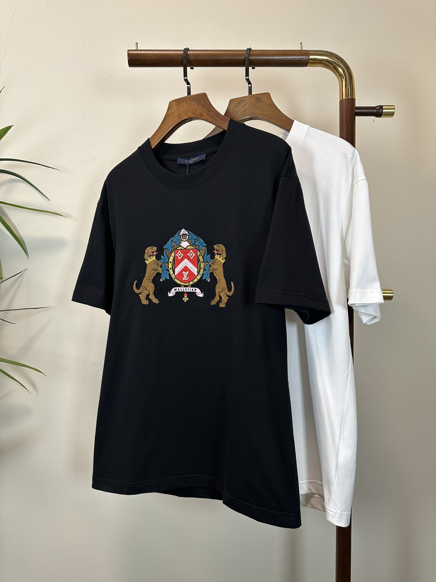 NO:151081,LV Louis Vuitton 2025 new round neck short-sleeved T-shirt high-end version!  Customized fabrics for counters are breathable and comfortable, with impeccable details, and the brand element design concept reflects high quality. The feel is delicate and soft!  It is casually cut, with a great upper body style!  48-56, ,louis vuitton,louis vuitton,T-shirt,tees,t-shirt,alexander wang19860909LV 路易威登 2025新款 圆领 短袖 T恤 高端版本！专柜定制面料 透气舒适度高,细节无可挑剔,品牌元素设计理念,体现高品质.手感细腻柔软！呈现休闲裁剪,上身版型超赞！ 码数48-56,,louis vuitton,louis vuitton,T-shirt,tees，t-shirt,alexander wang,Men's clothing