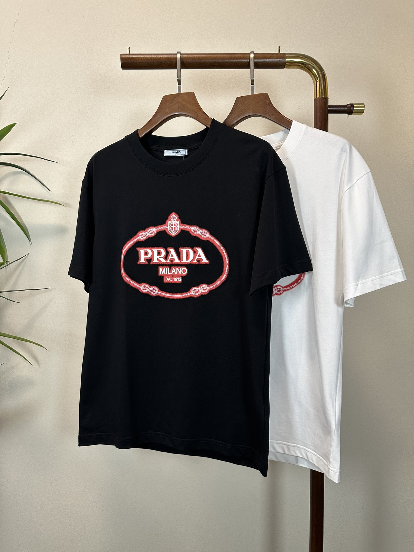 NO:151075,PRA Prada 2025 new round neck short-sleeved T-shirt high-end version!  Customized fabrics for counters are breathable and comfortable, with impeccable details, and the brand element design concept reflects high quality. The feel is delicate and soft!  It is casually cut, with a great upper body style!  Number of codes 48-56, prada, prada, T-shirt, tees, t-shirt, alexander wang19860909PRA 普拉达 2025新款 圆领 短袖 T恤 高端版本！专柜定制面料 透气舒适度高,细节无可挑剔,品牌元素设计理念,体现高品质.手感细腻柔软！呈现休闲裁剪,上身版型超赞！ 码数48-56,,prada,prada,T-shirt,tees，t-shirt,alexander wang,Men's clothing