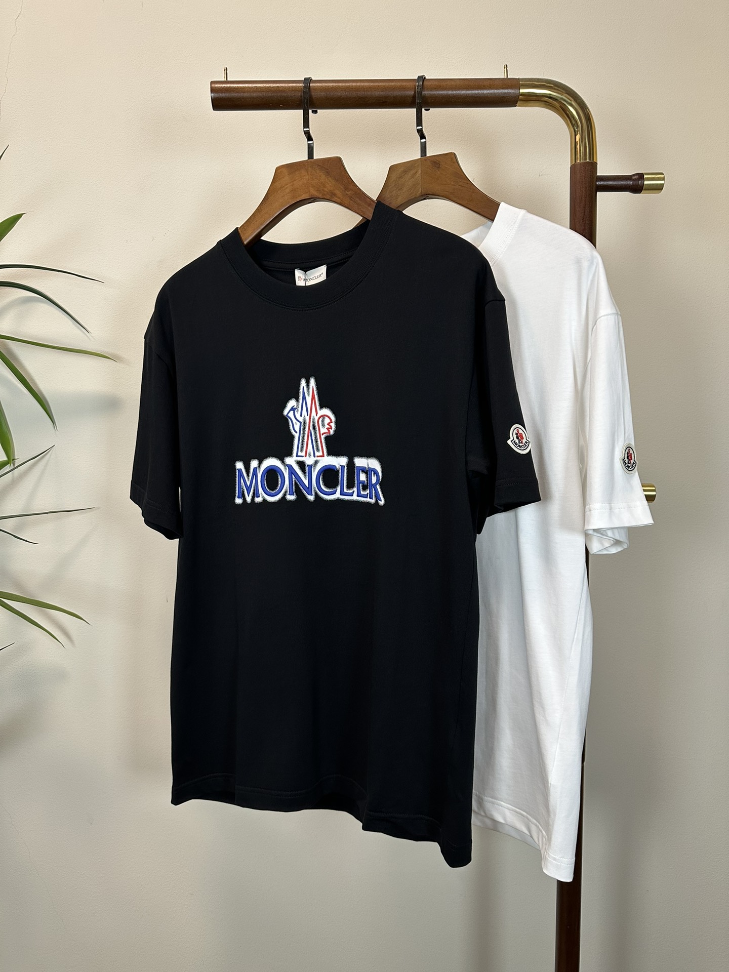 NO:151071,MON 2025 new round neck short-sleeved T-shirt high-end version!  Customized fabrics for counters are breathable and comfortable, with impeccable details, and the brand element design concept reflects high quality. The feel is delicate and soft!  It is casually cut, with a great upper body style!  Number of codes 48-56, Moncler, T-shirt,tees, t-shirt,alexander wang19860909MON 蒙口2025新款 圆领 短袖 T恤 高端版本！专柜定制面料 透气舒适度高,细节无可挑剔,品牌元素设计理念,体现高品质.手感细腻柔软！呈现休闲裁剪,上身版型超赞！ 码数48-56,,Moncler,T-shirt,tees，t-shirt,alexander wang,Men's clothing