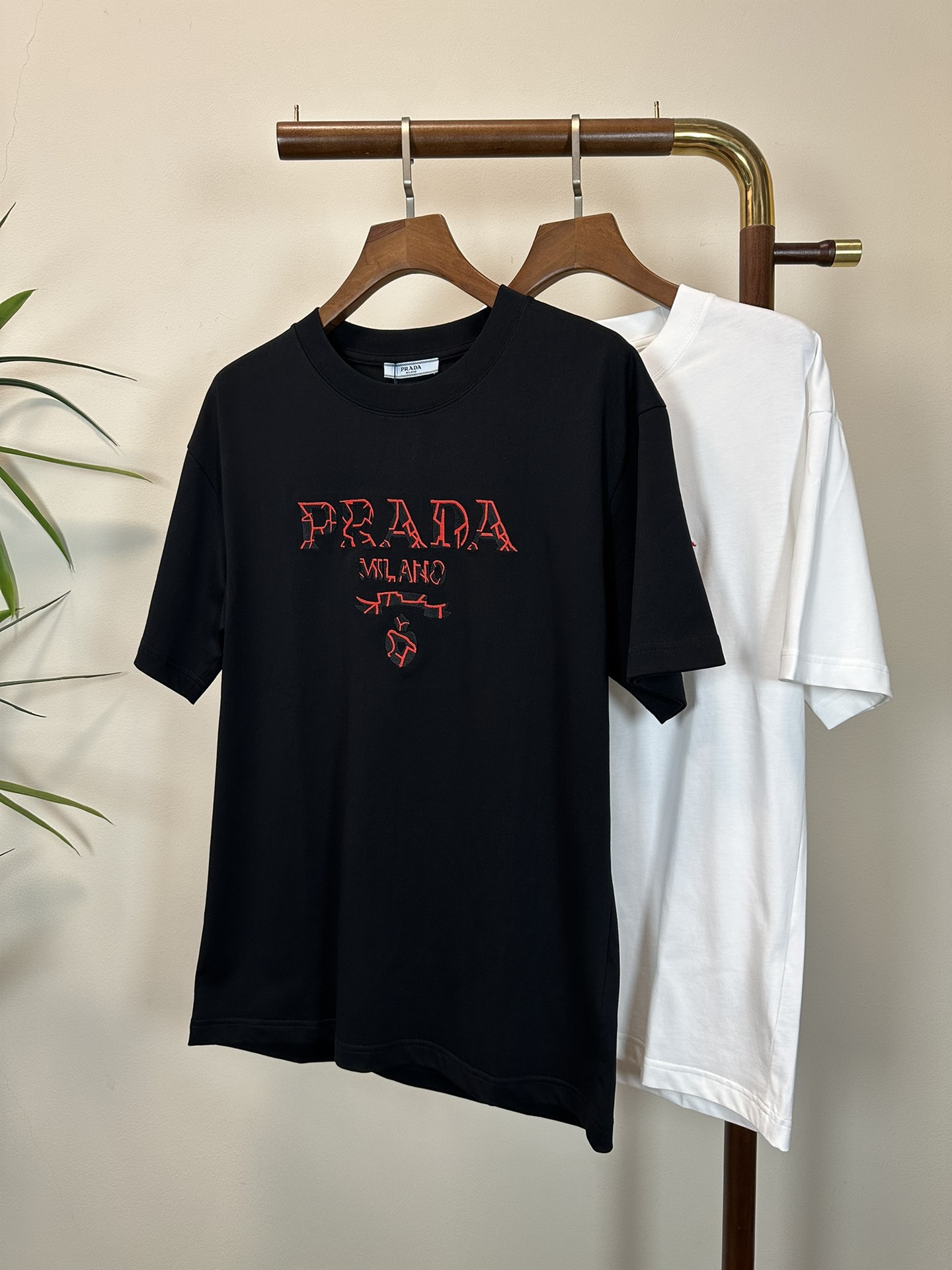 NO:151066,PRA Prada 2025 new round neck short-sleeved T-shirt high-end version!  Customized fabrics for counters are breathable and comfortable, with impeccable details, and the brand element design concept reflects high quality. The feel is delicate and soft!  It is casually cut, with a great upper body style!  Number of codes 48-56, prada, prada, T-shirt, tees, t-shirt, alexander wang19860909PRA 普拉达 2025新款 圆领 短袖 T恤 高端版本！专柜定制面料 透气舒适度高,细节无可挑剔,品牌元素设计理念,体现高品质.手感细腻柔软！呈现休闲裁剪,上身版型超赞！ 码数48-56,,prada,prada,T-shirt,tees，t-shirt,alexander wang,Men's clothing