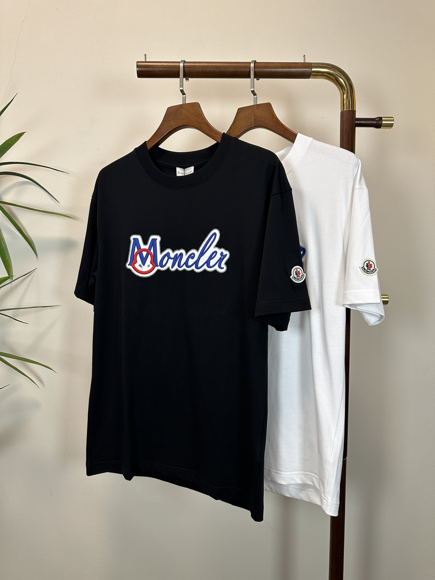 NO:151060,MON 2025 new round neck short-sleeved T-shirt high-end version!  Customized fabrics for counters are breathable and comfortable, with impeccable details, and the brand element design concept reflects high quality. The feel is delicate and soft!  It is casually cut, with a great upper body style!  Number of codes 48-56, Moncler, T-shirt,tees, t-shirt,alexander wang19860909MON 蒙口2025新款 圆领 短袖 T恤 高端版本！专柜定制面料 透气舒适度高,细节无可挑剔,品牌元素设计理念,体现高品质.手感细腻柔软！呈现休闲裁剪,上身版型超赞！ 码数48-56,,Moncler,T-shirt,tees，t-shirt,alexander wang,Men's clothing