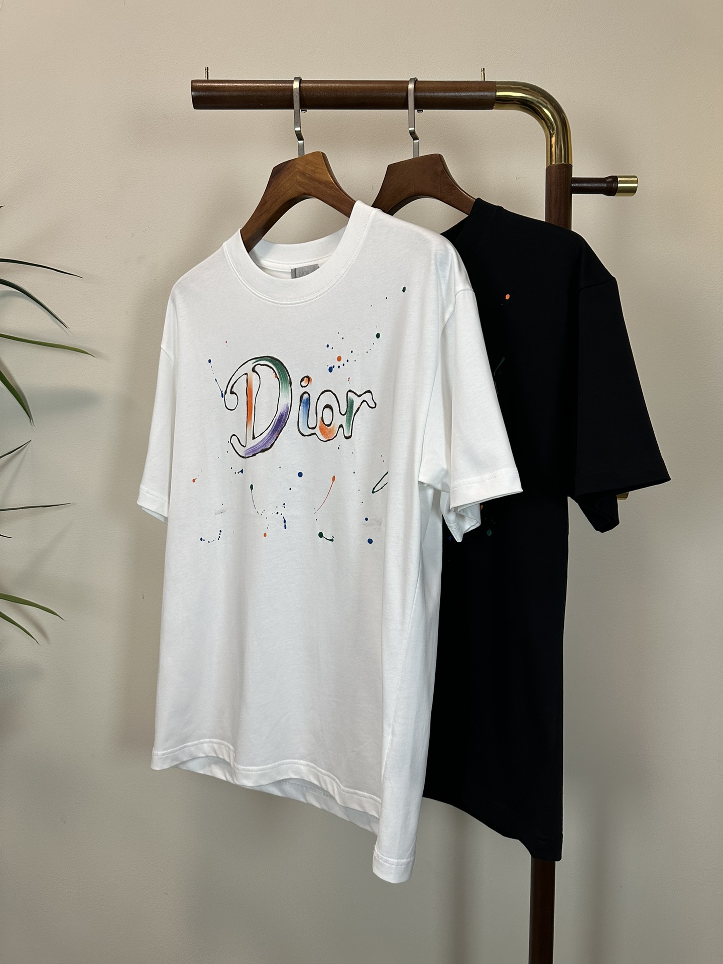 NO:151056,DIOR 2025 new round neck short-sleeved T-shirt high-end version!  Customized fabrics for counters are breathable and comfortable, with impeccable details, and the brand element design concept reflects high quality. The feel is delicate and soft!  It is casually cut, with a great upper body style!  Count 48-56, dior,dior,t-shirt,tees,t-shirt,alexander wang19860909DIOR 迪奥2025新款 圆领 短袖 T恤 高端版本！专柜定制面料 透气舒适度高,细节无可挑剔,品牌元素设计理念,体现高品质.手感细腻柔软！呈现休闲裁剪,上身版型超赞！ 码数48-56,,dior,dior,T-shirt,tees，t-shirt,alexander wang,Men's clothing