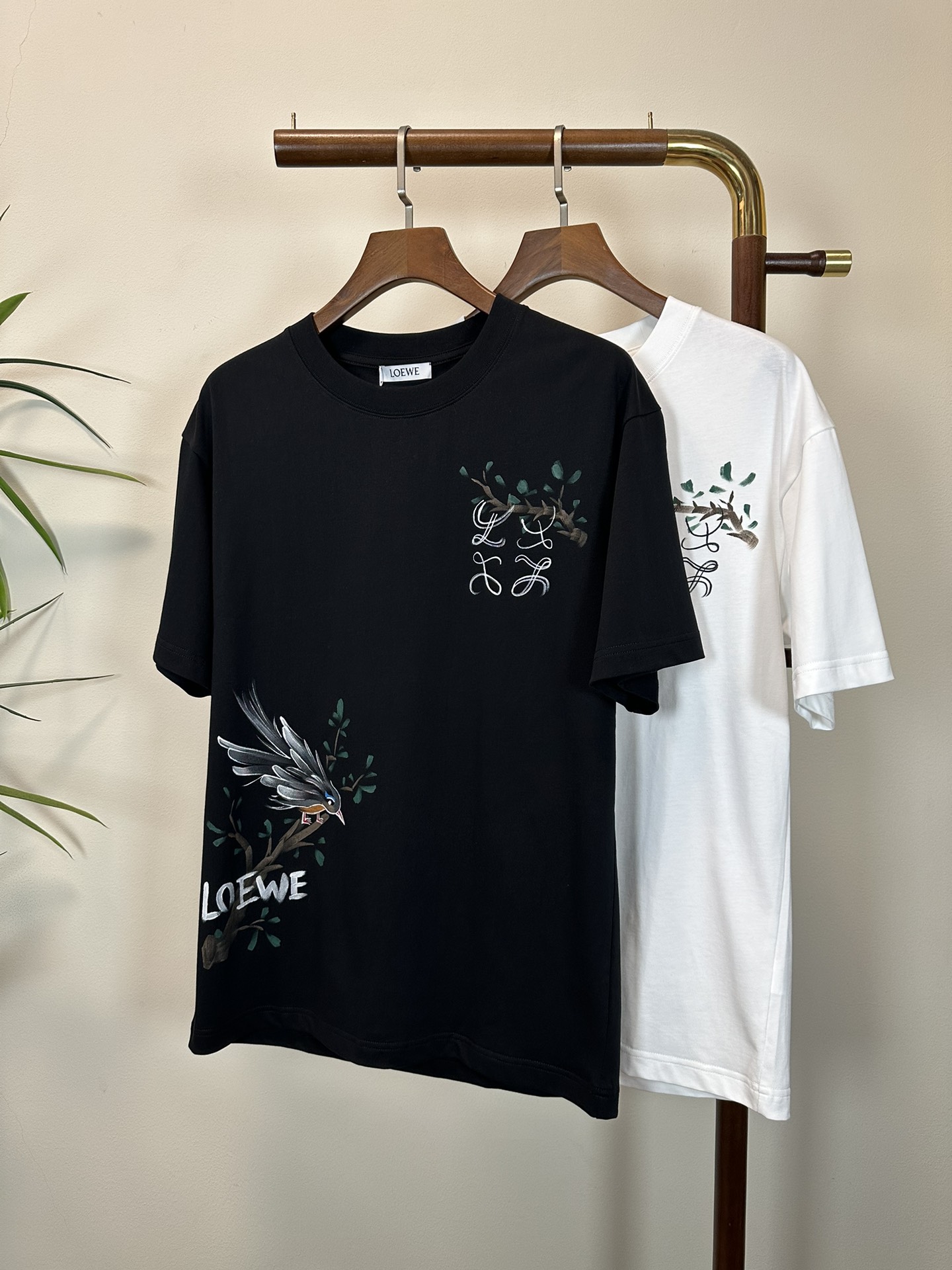 NO:151051,LOE Luo Yiwei 2025 new round neck short-sleeved T-shirt high-end version!  Customized fabrics for counters are breathable and comfortable, with impeccable details, and the brand element design concept reflects high quality. The feel is delicate and soft!  It is casually cut, with a great upper body style!  Count 48-56, loewe,loewe,t-shirt,tees,t-shirt,alexander wang19860909LOE 罗意威 2025新款 圆领 短袖 T恤 高端版本！专柜定制面料 透气舒适度高,细节无可挑剔,品牌元素设计理念,体现高品质.手感细腻柔软！呈现休闲裁剪,上身版型超赞！ 码数48-56,,loewe,loewe,T-shirt,tees，t-shirt,alexander wang,Men's clothing