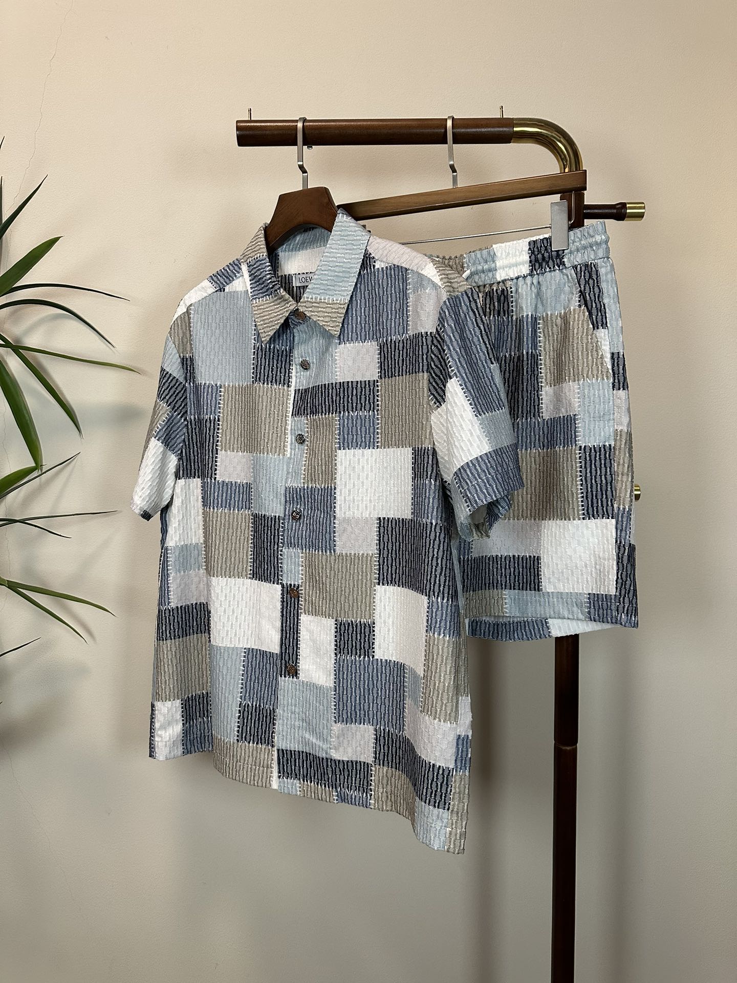 NO:160030,One set is not sold, LOEWE top quality, the same style on the official website, complete with three standards!  2025 Spring and Summer New Men's Set Fashionable and Casual High-end Version!  Customized fabrics in counters are impeccable in details, and the brand elements design concept reflects high quality. The feel is delicate and soft!  It is casually cut, with a great upper body style!  Number of codes 48-56, loewe, alexander wang19860909一套不拆卖  LOEWE 顶级品质 官网同款,三标齐全！2025春夏新款男士套装 时尚休闲高端版本！专柜定制面料 细节无可挑剔,品牌元素设计理念,体现高品质.手感细腻柔软！呈现休闲裁剪,上身版型超赞！码数48-56,,loewe,alexander wang,Men's clothing